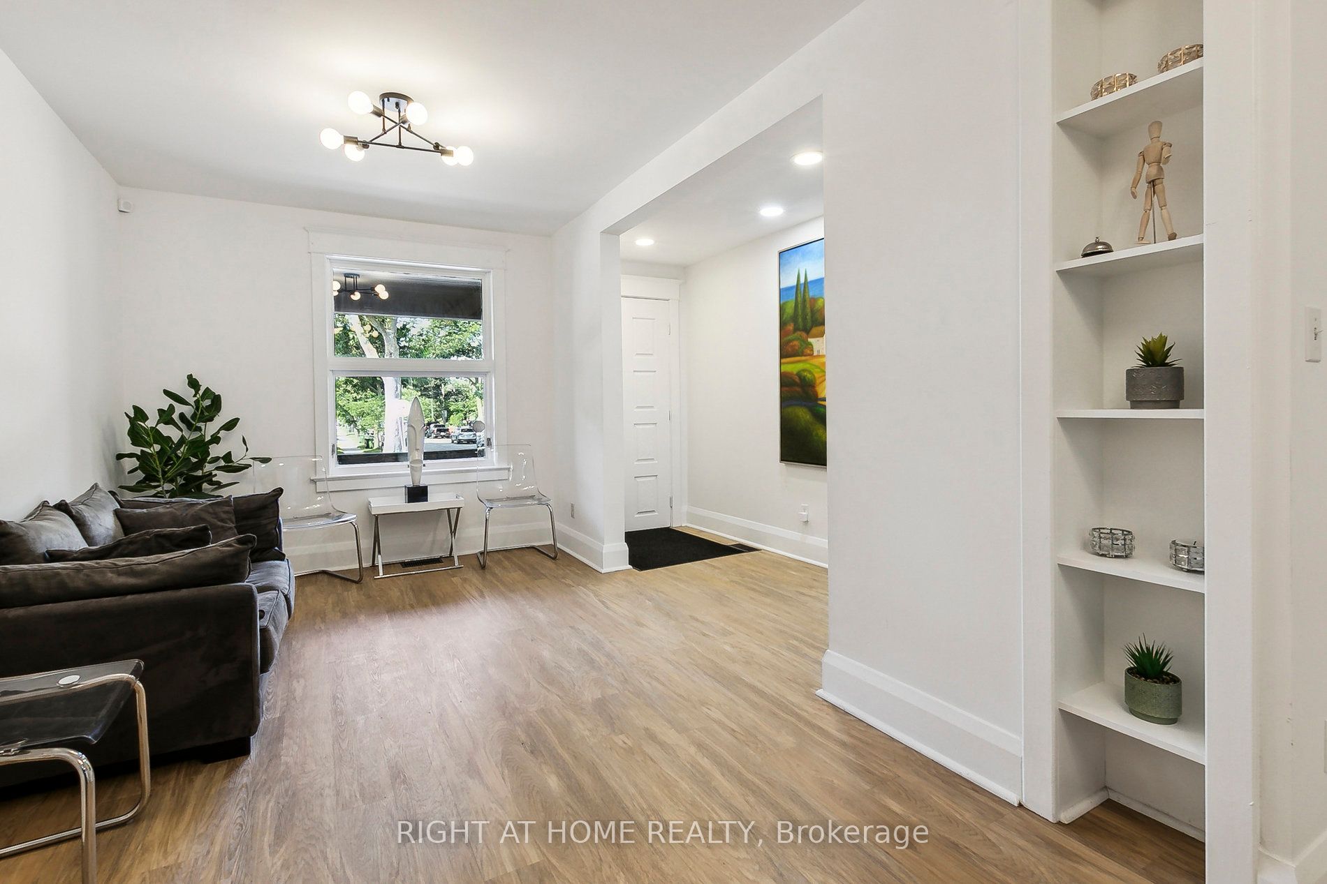 1055 Woodbine Ave Property Photo 5