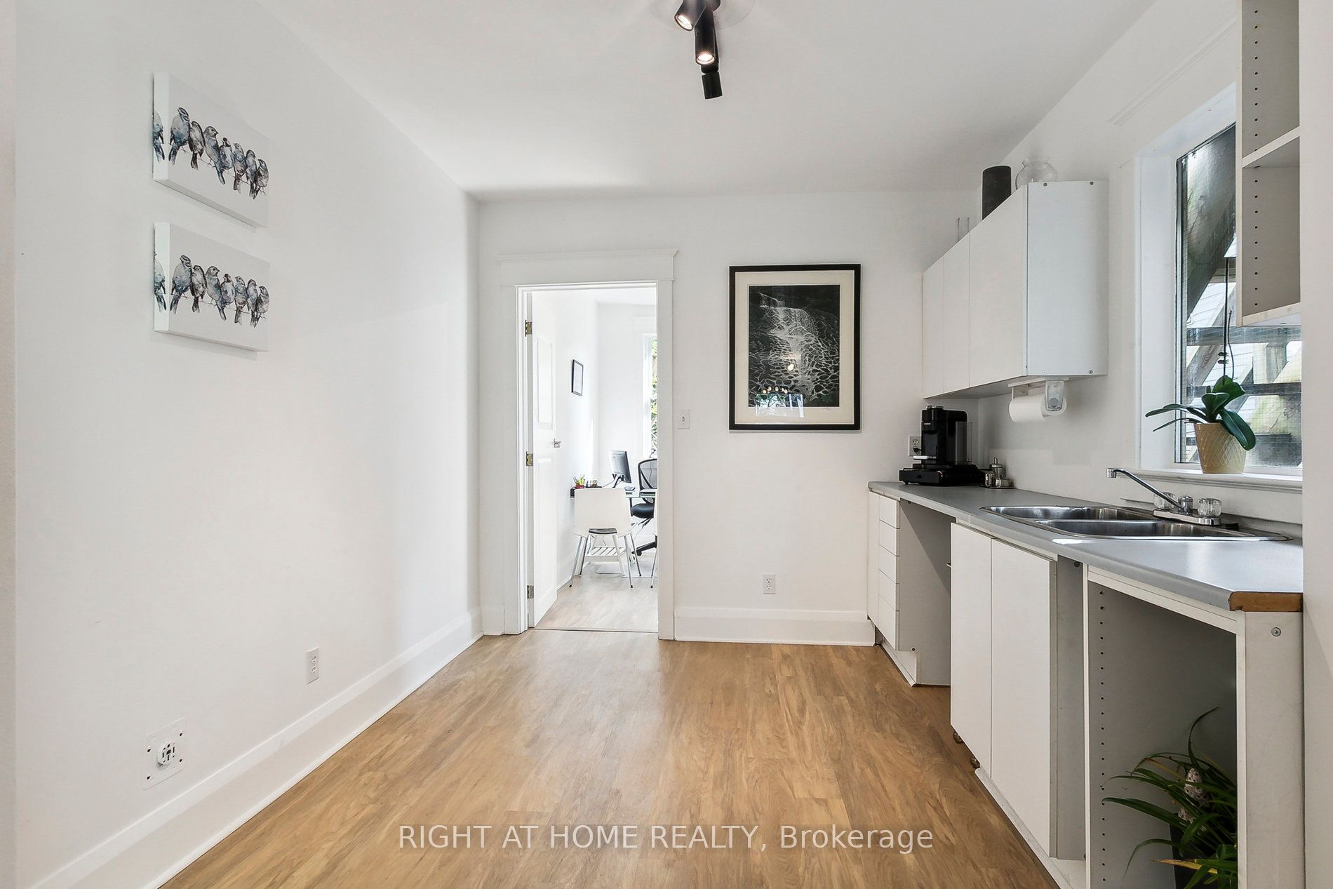 1055 Woodbine Ave Property Photo 7