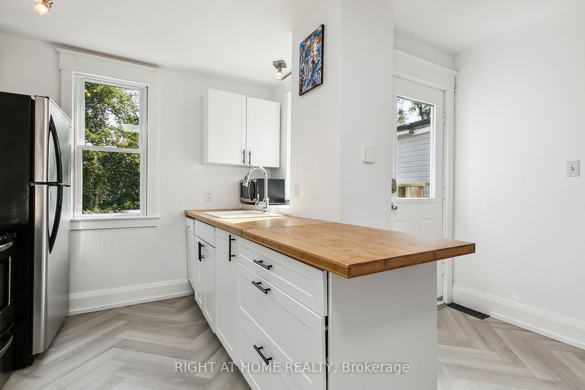 1055 Woodbine Ave Property Photo 10