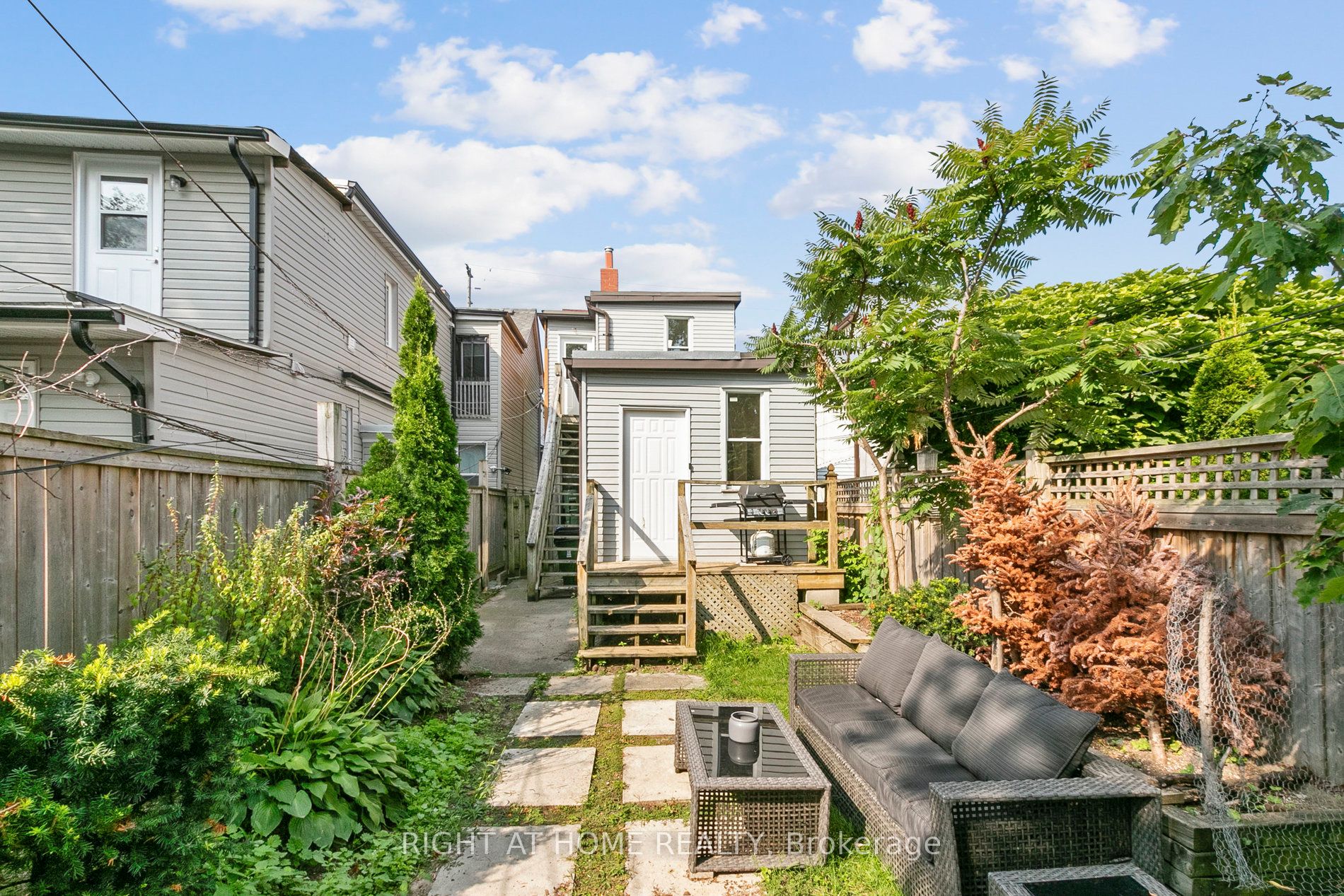 1055 Woodbine Ave Property Photo 13