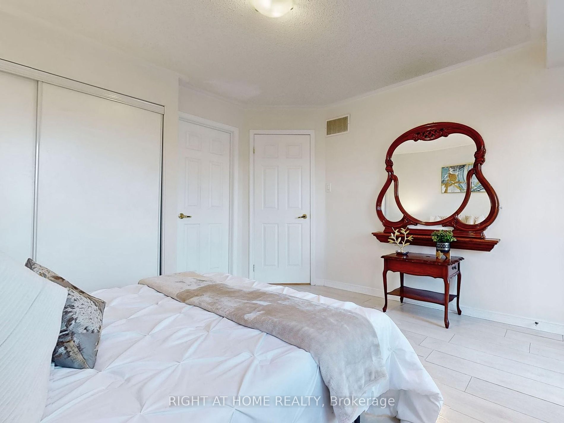 146 Kingston Rd W 4 Property Photo 25