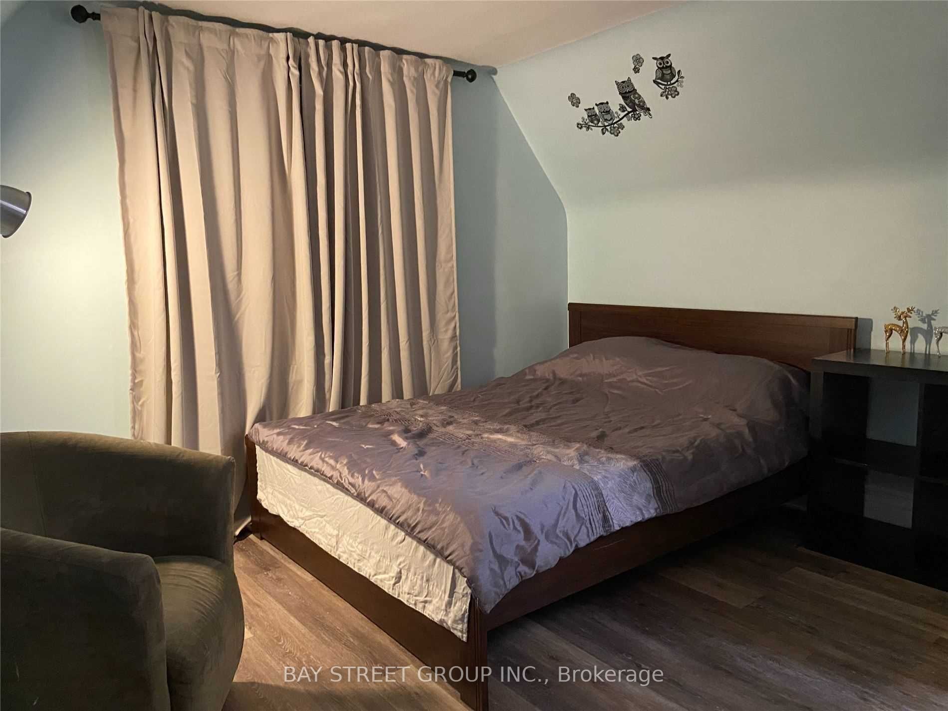 1392 Queen St E Property Photo 7