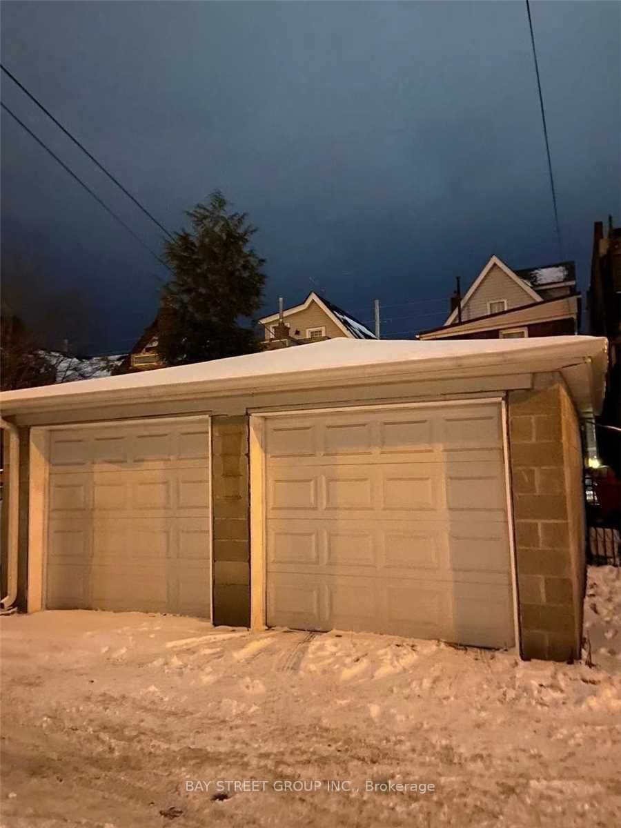 1392 Queen St E Property Photo 8