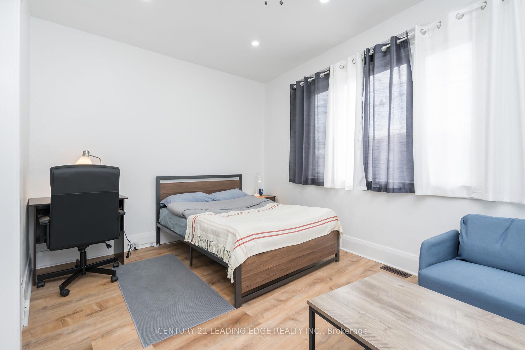 946 Kingston Rd Property Photo 15