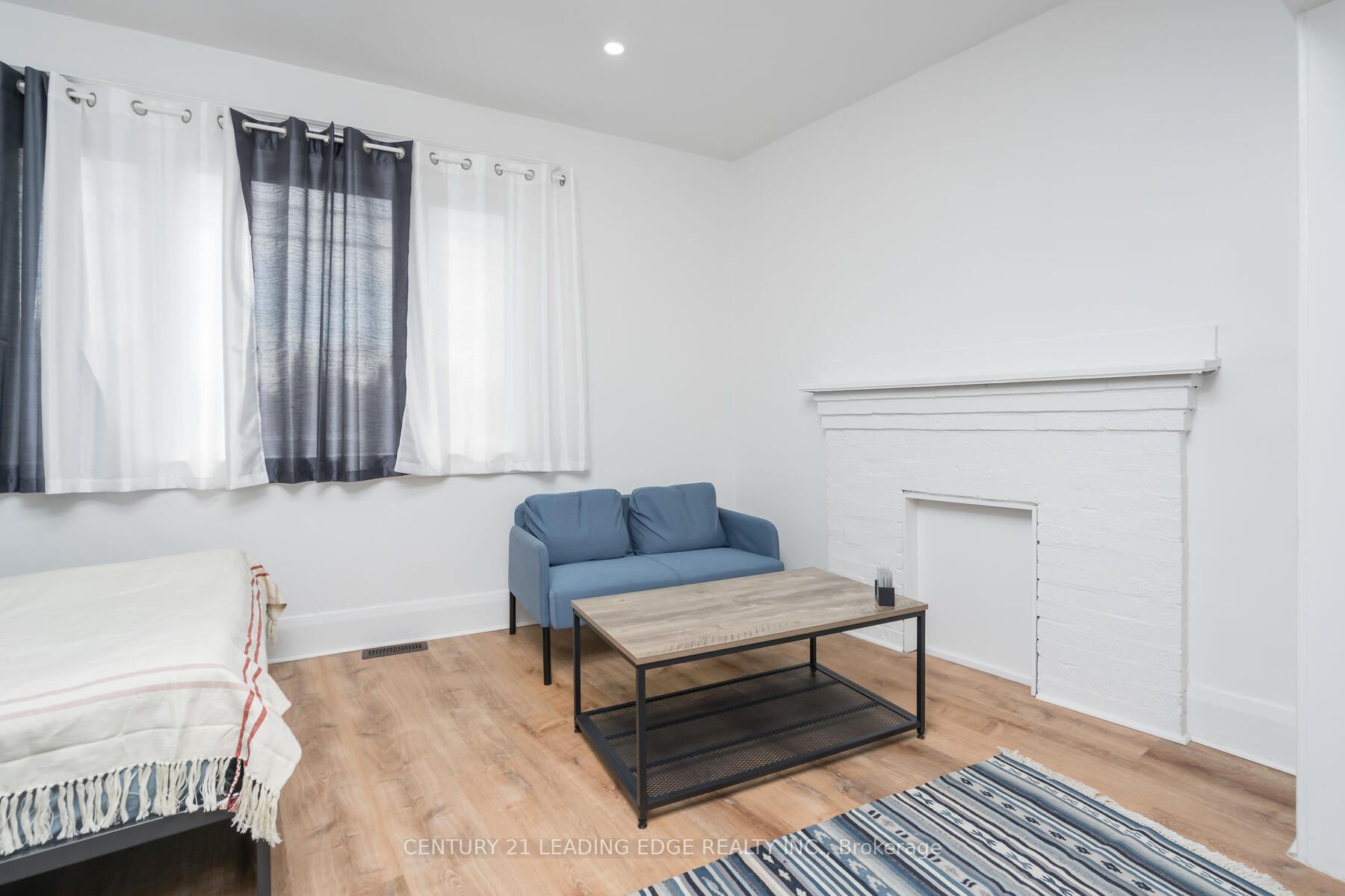 946 Kingston Rd Property Photo 17
