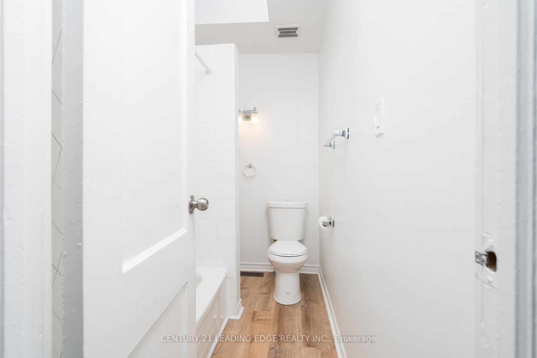 946 Kingston Rd Property Photo 27