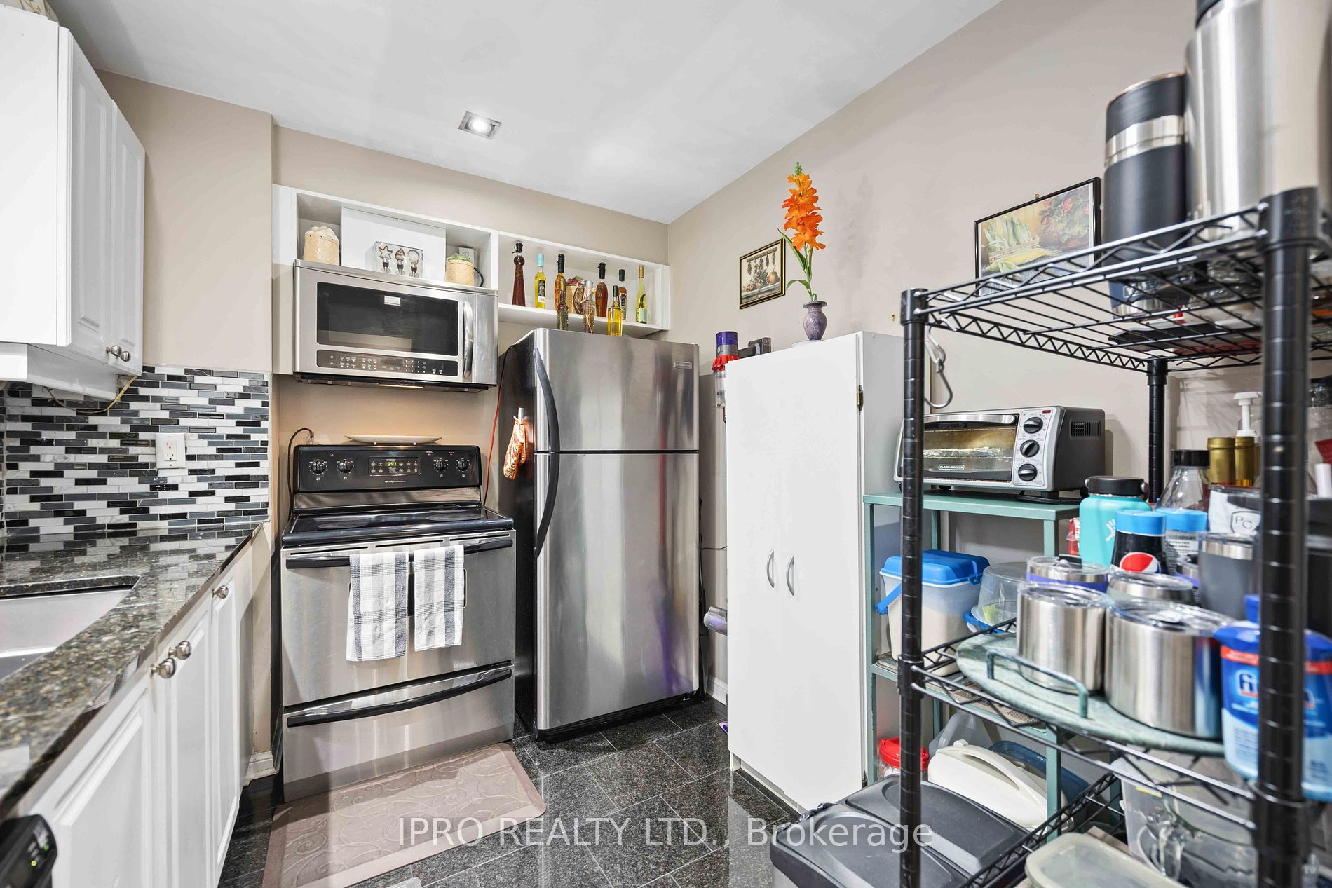 88 Corporate Dr 12 Property Photo 12