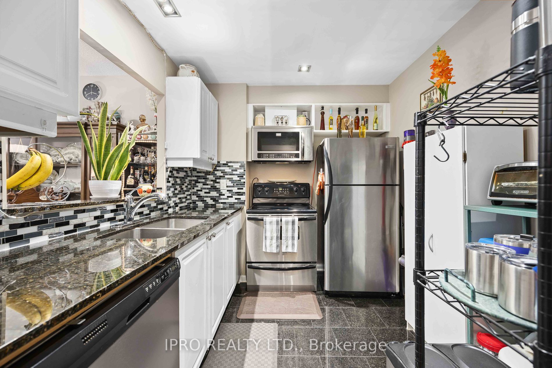 88 Corporate Dr 12 Property Photo 16