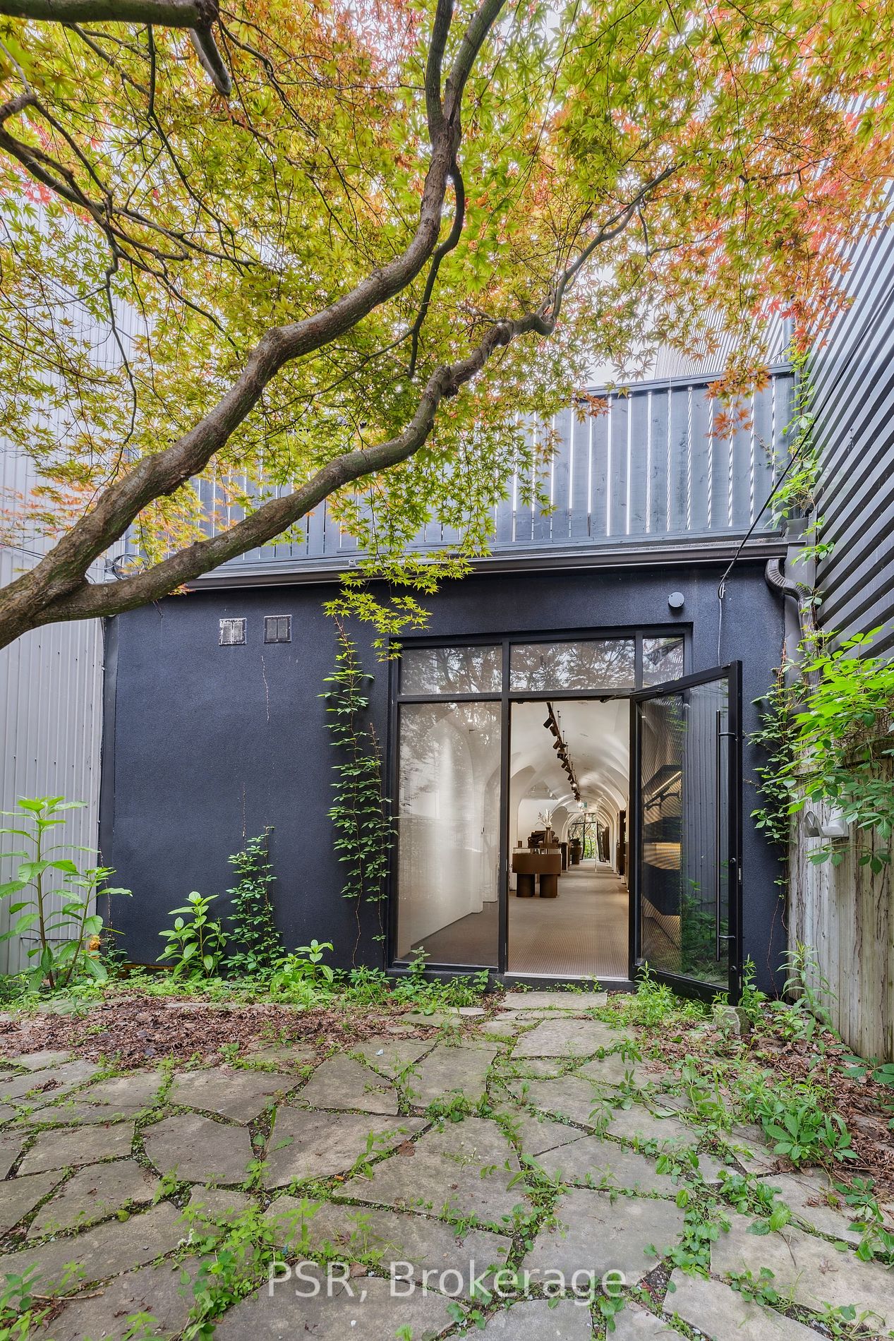 745 Queen St E Property Photo 16