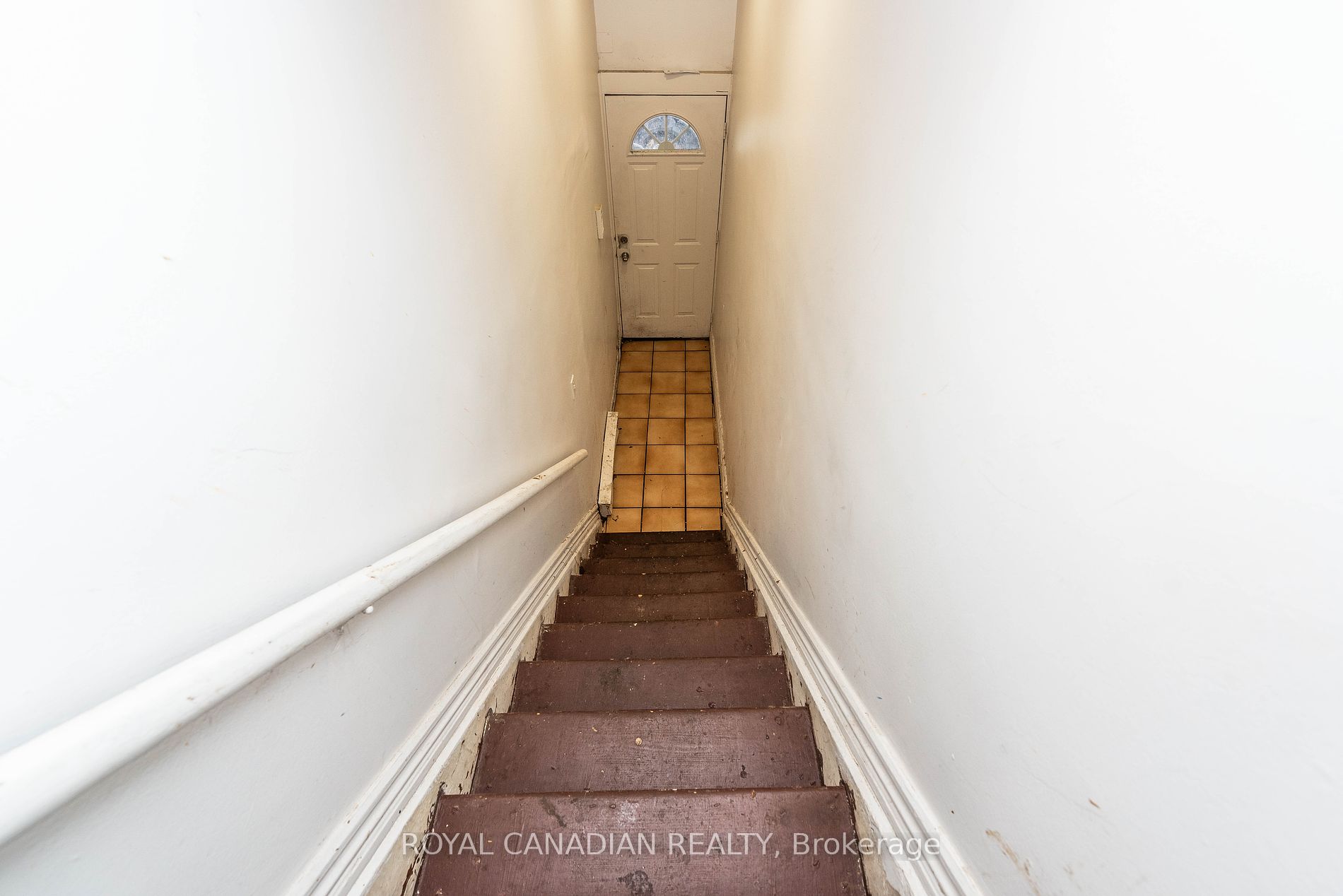 1406 Gerrard St E Property Photo 5