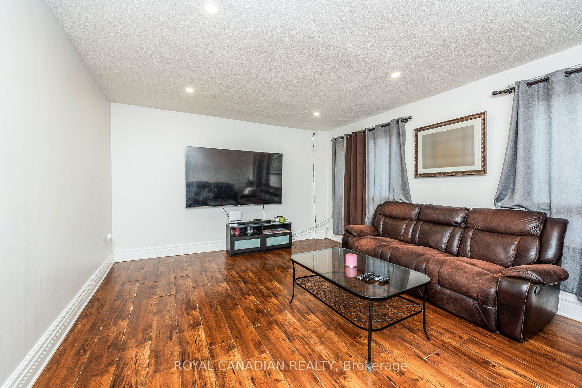1406 Gerrard St E Property Photo 7