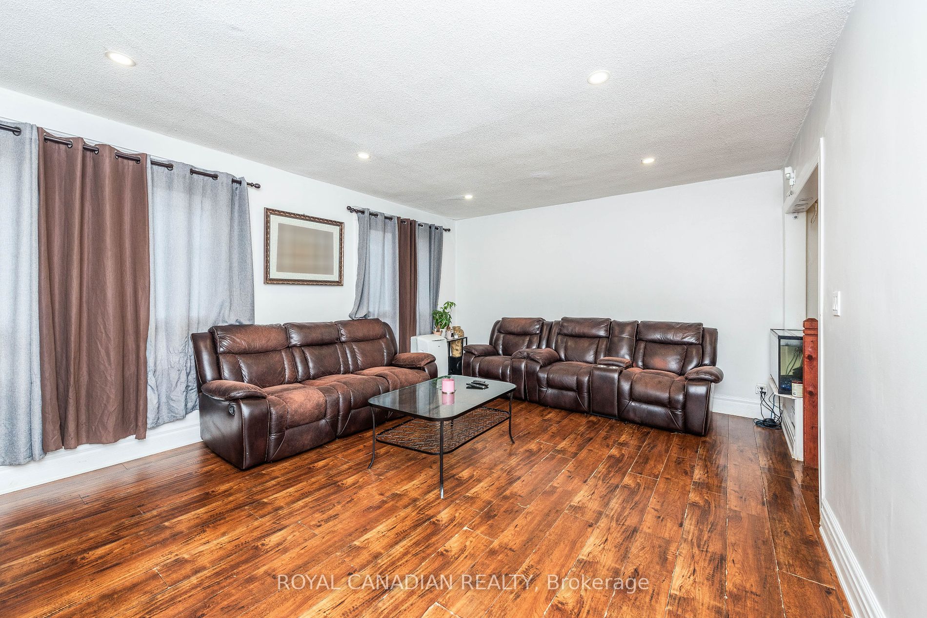 1406 Gerrard St E Property Photo 8