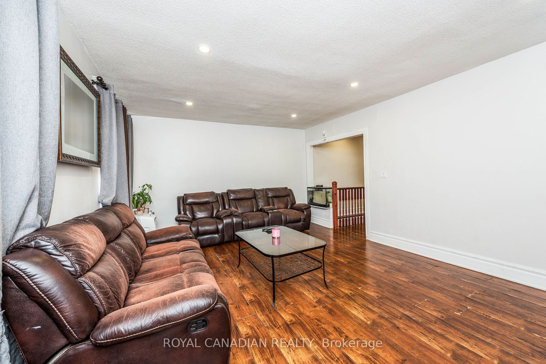 1406 Gerrard St E Property Photo 9