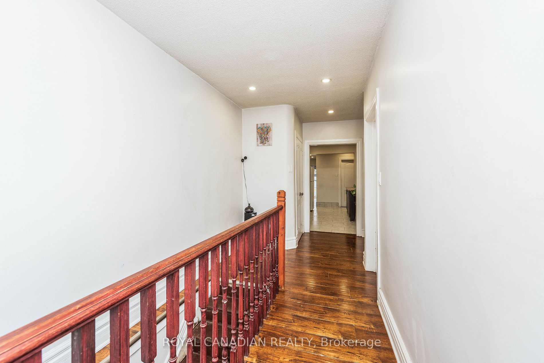 1406 Gerrard St E Property Photo 10