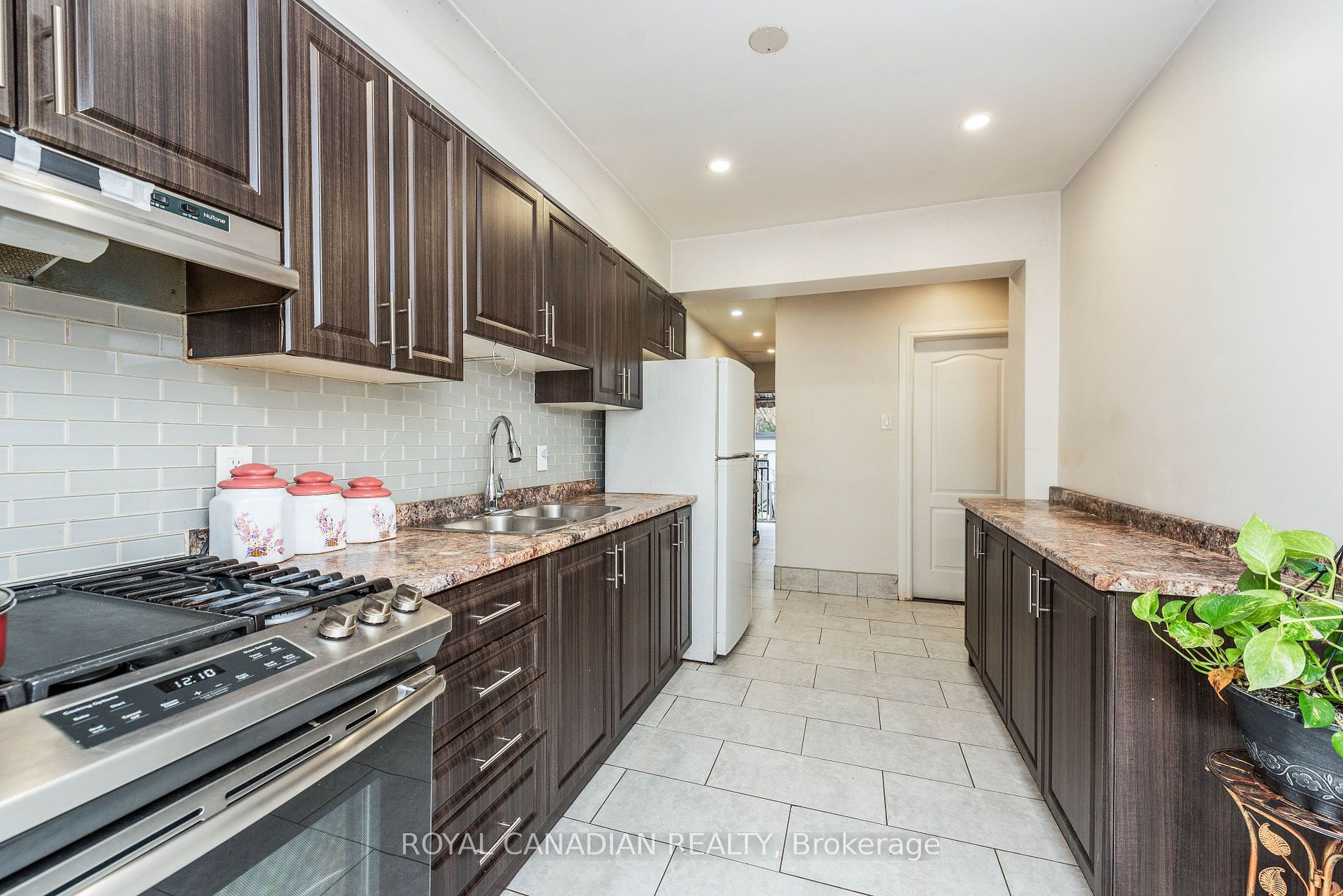 1406 Gerrard St E Property Photo 11