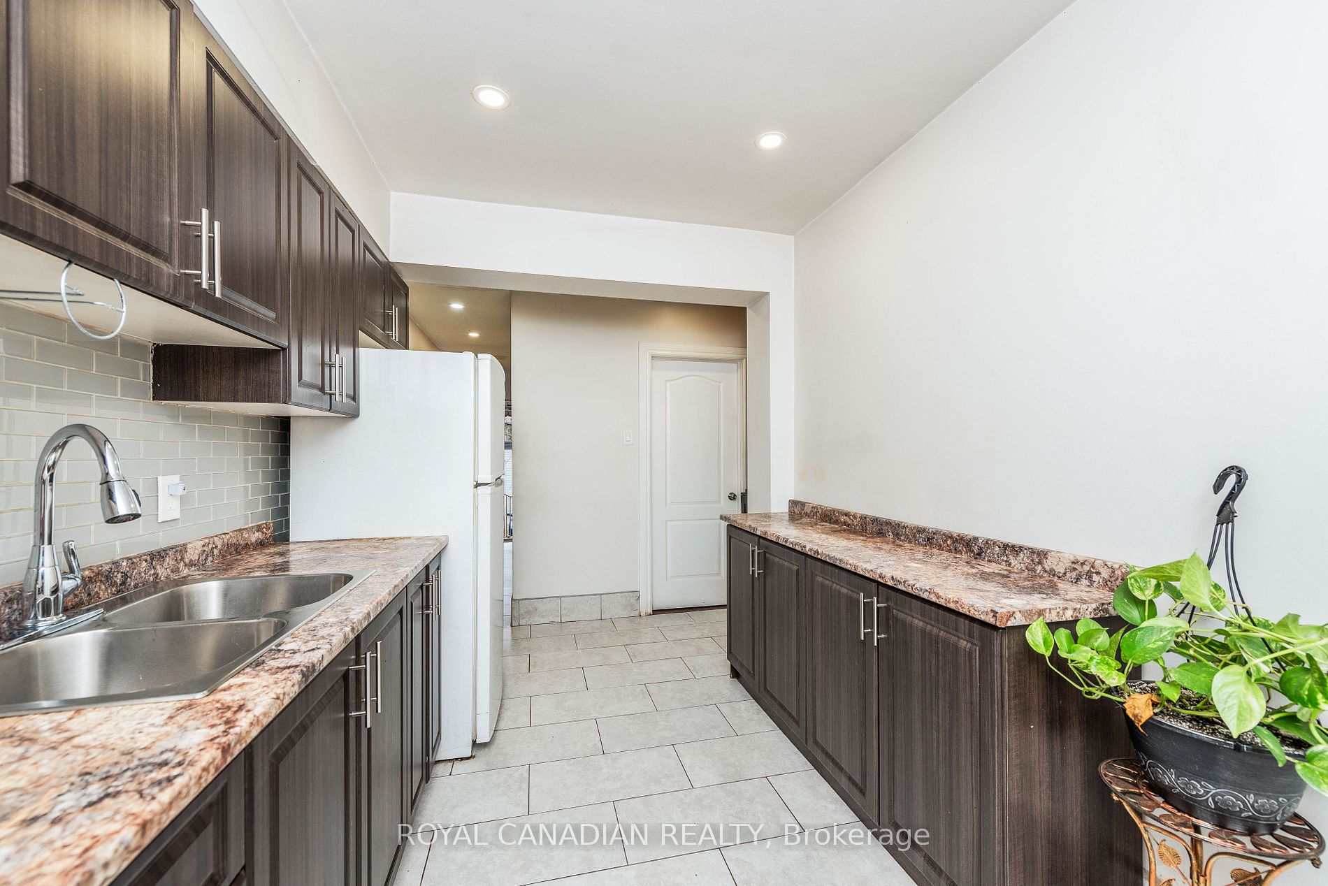 1406 Gerrard St E Property Photo 12