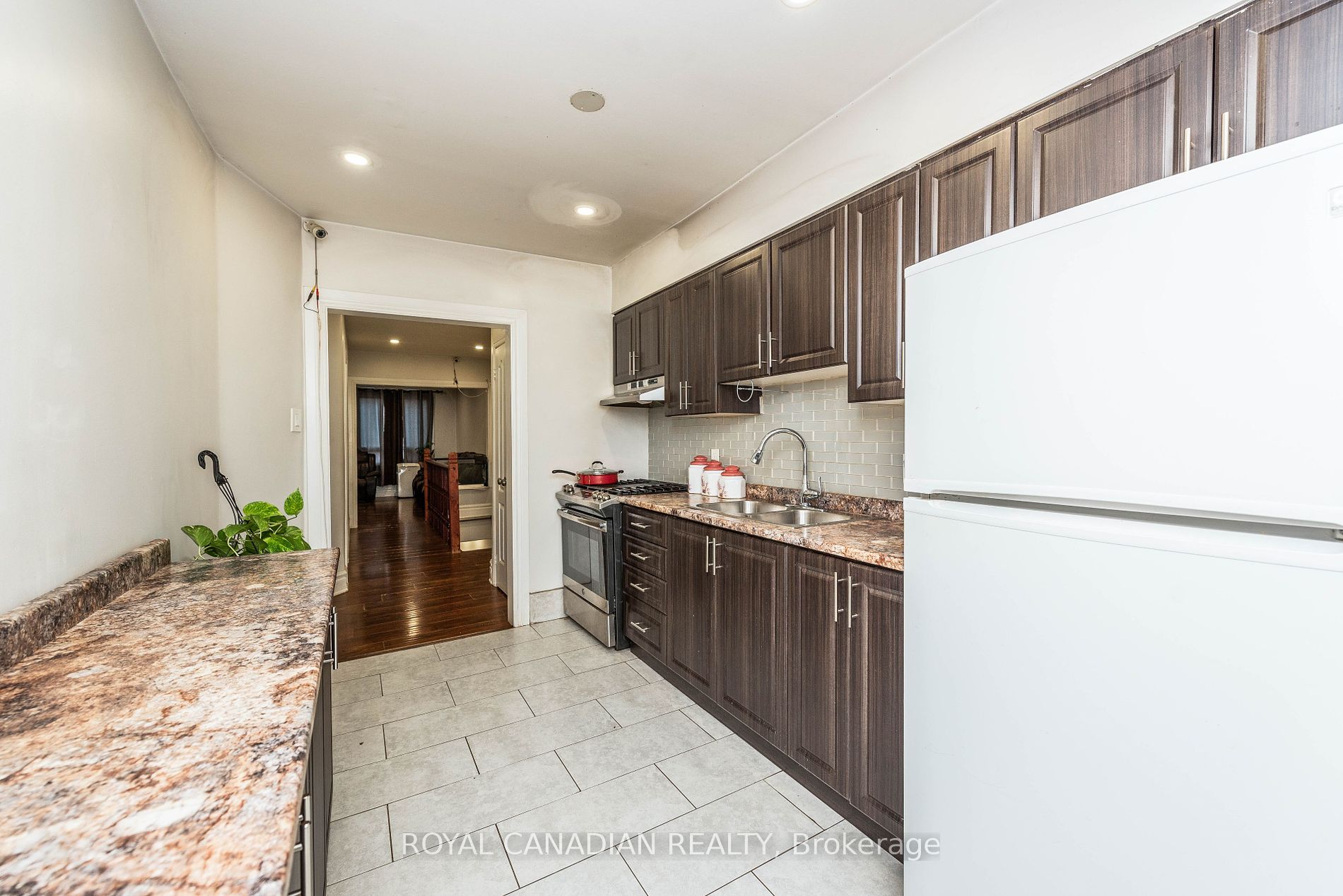 1406 Gerrard St E Property Photo 13