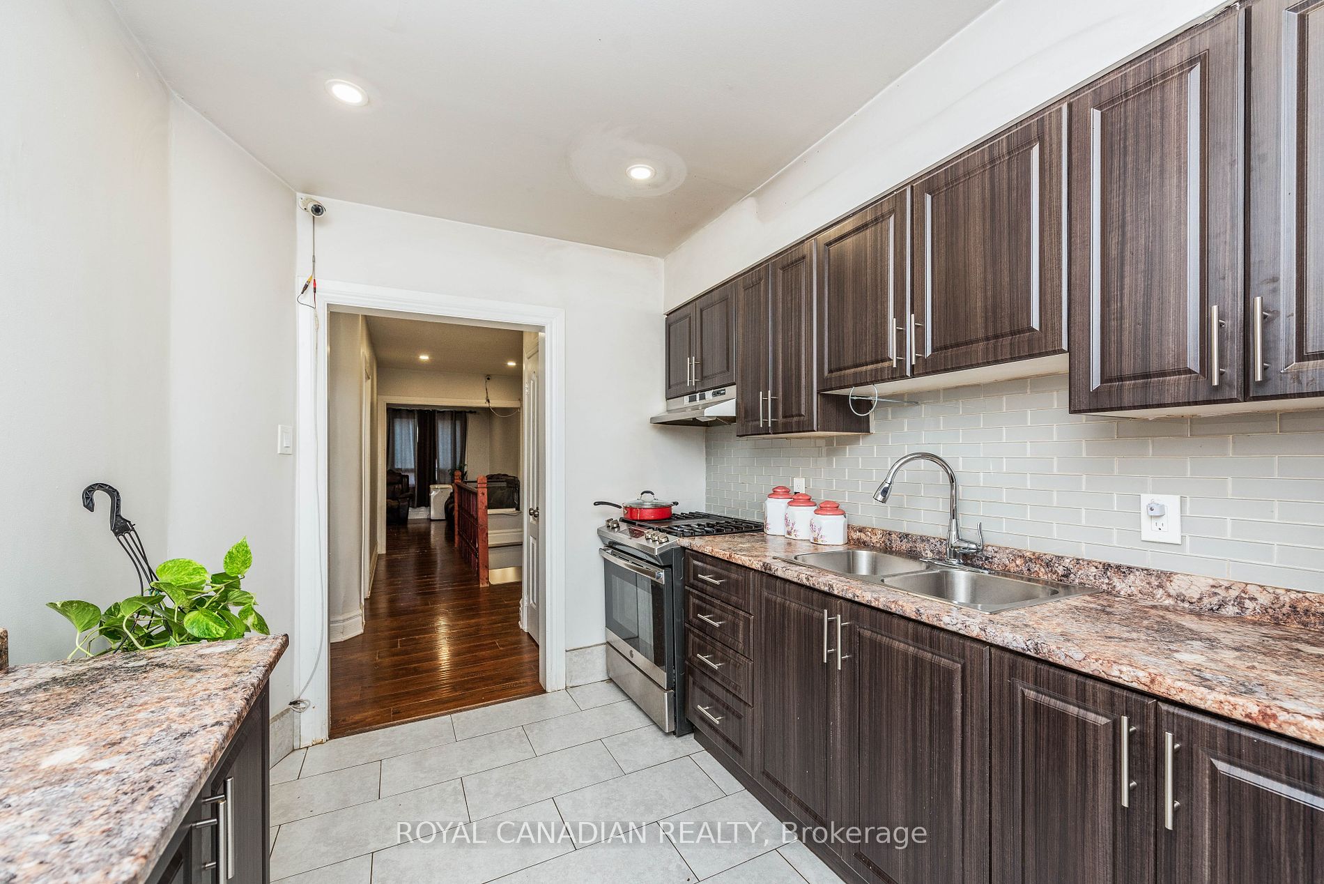 1406 Gerrard St E Property Photo 14