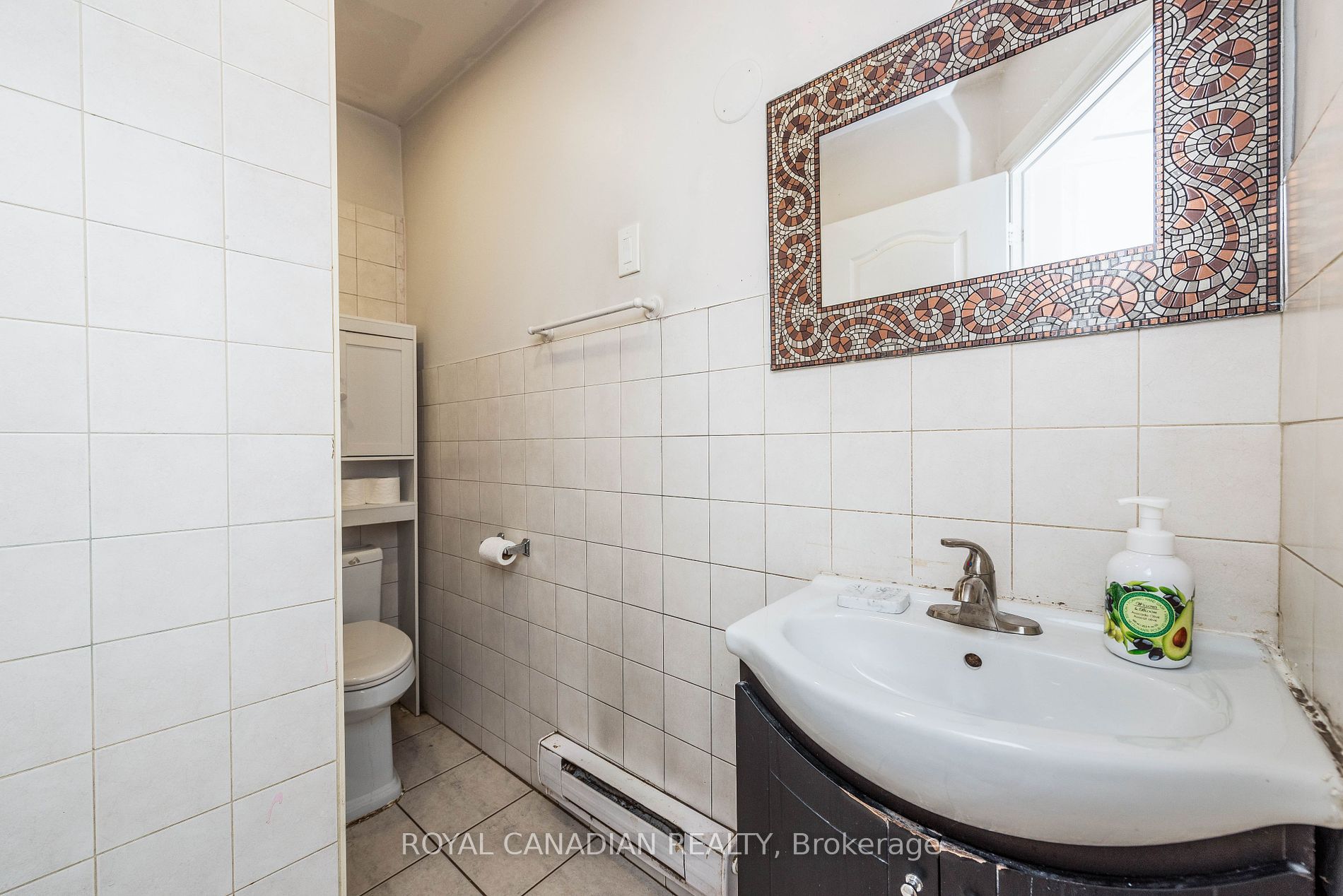 1406 Gerrard St E Property Photo 15