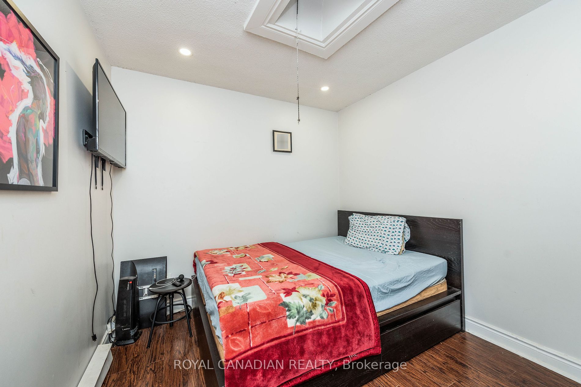1406 Gerrard St E Property Photo 17