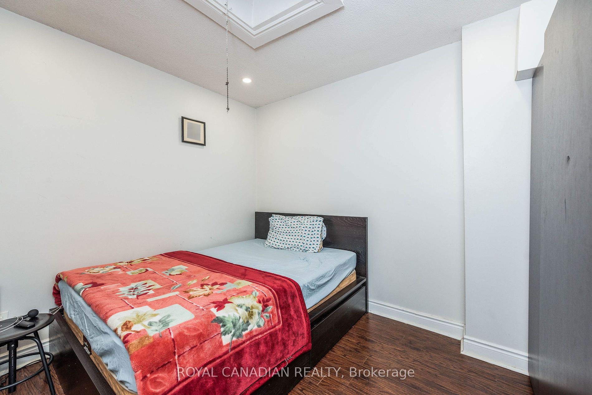 1406 Gerrard St E Property Photo 18