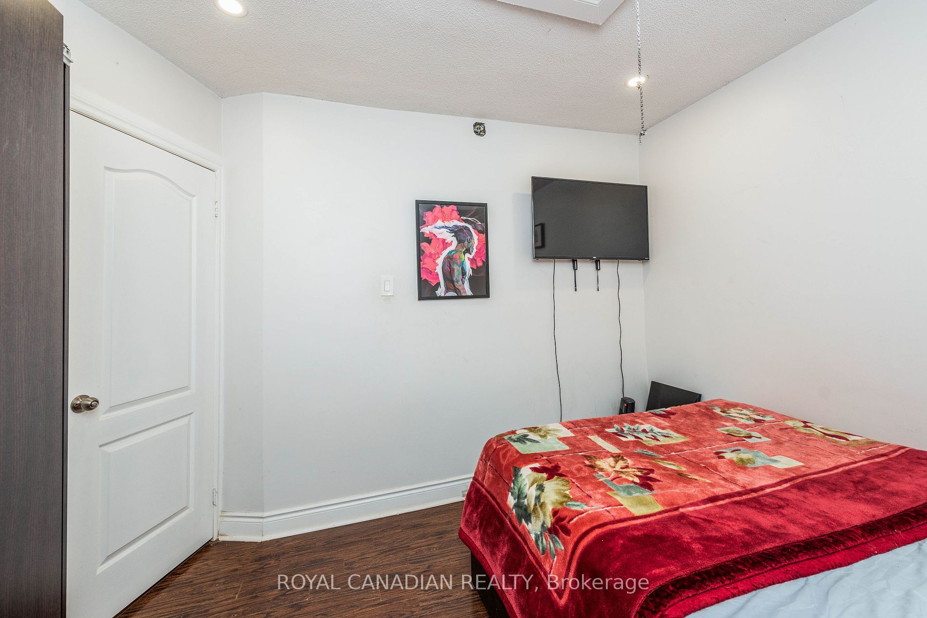 1406 Gerrard St E Property Photo 19