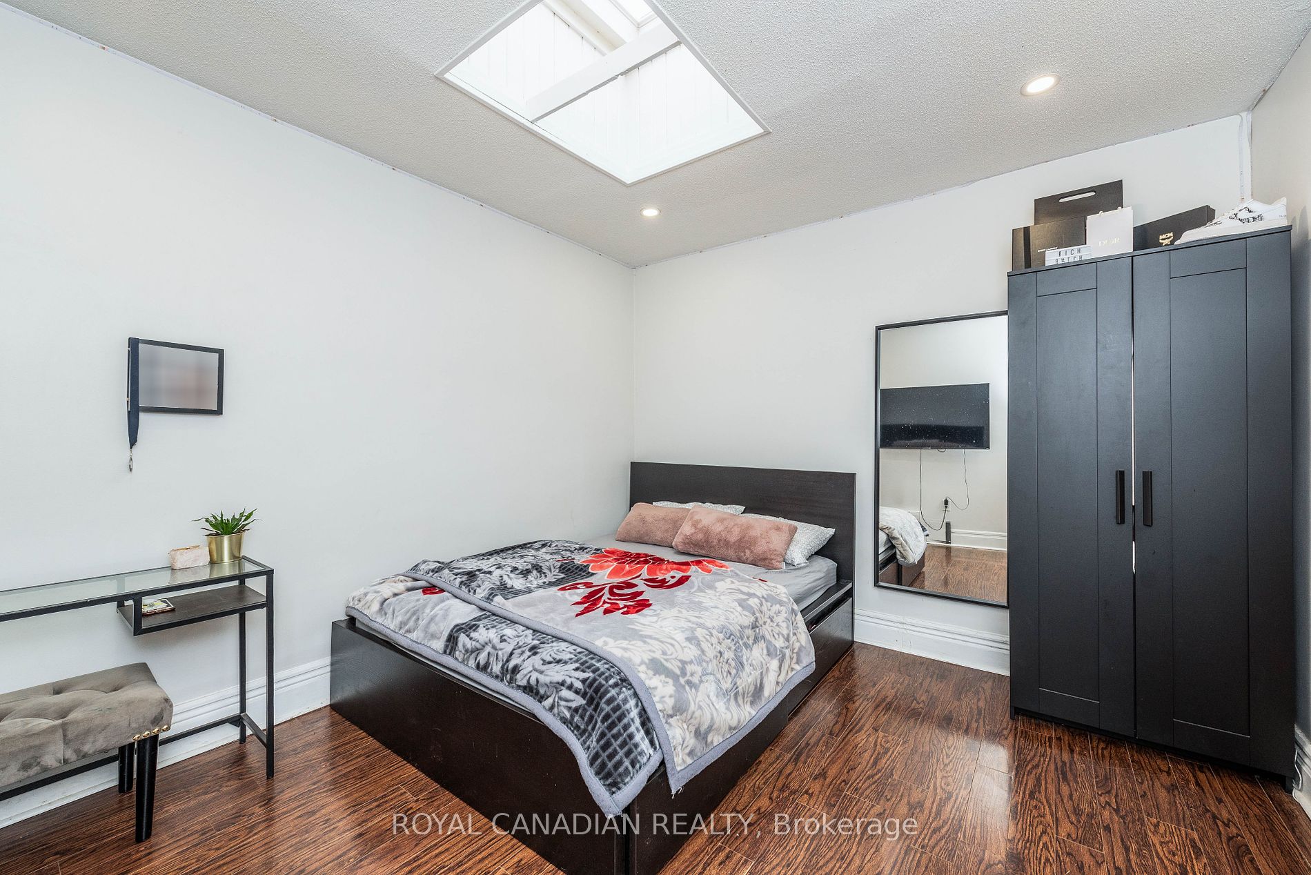 1406 Gerrard St E Property Photo 21
