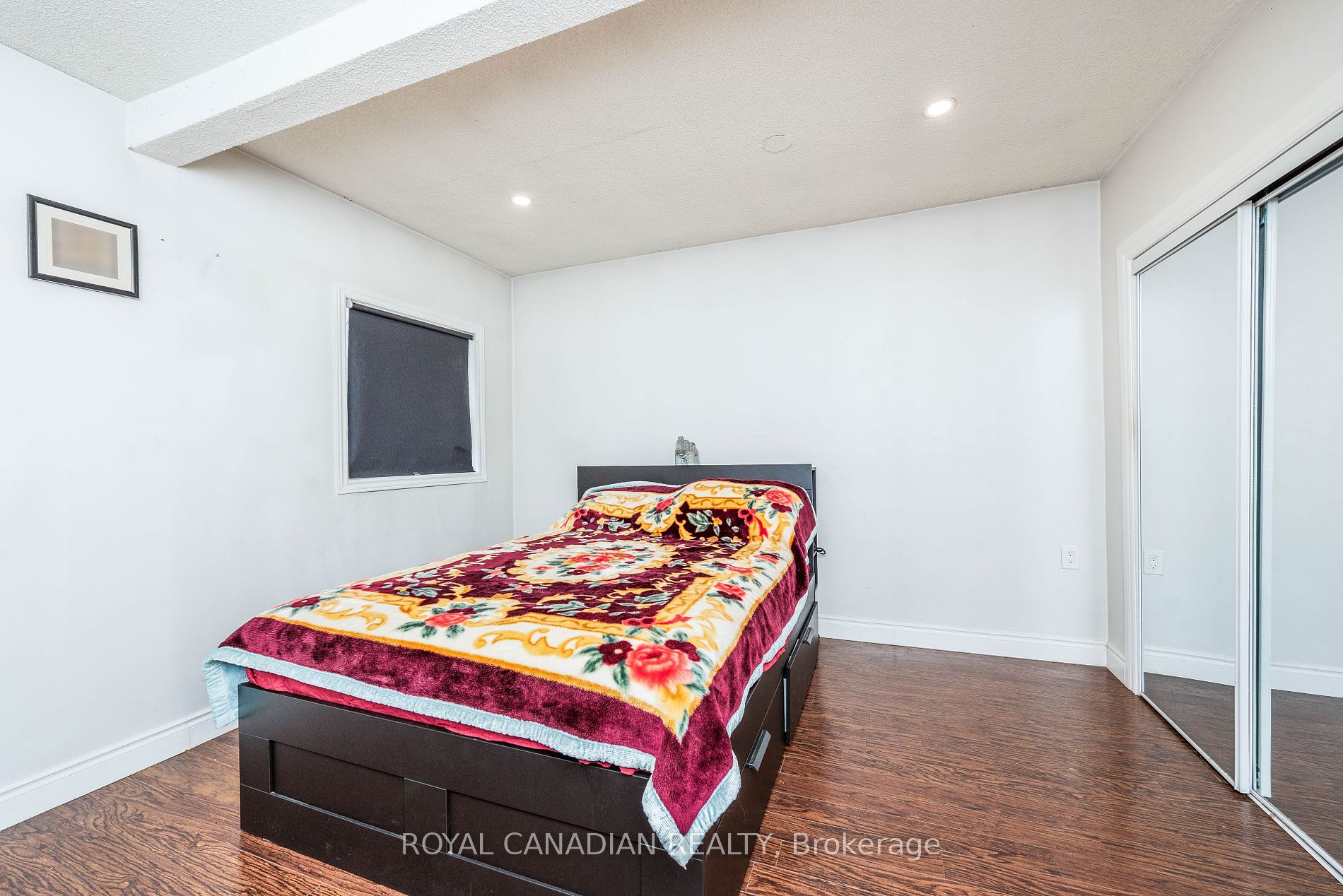 1406 Gerrard St E Property Photo 24