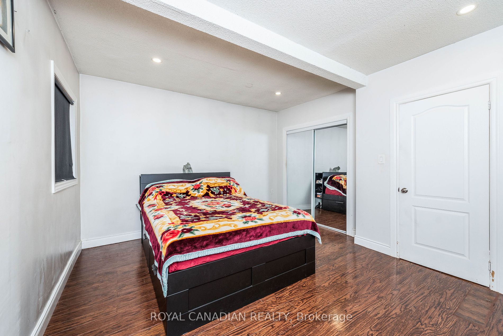 1406 Gerrard St E Property Photo 25
