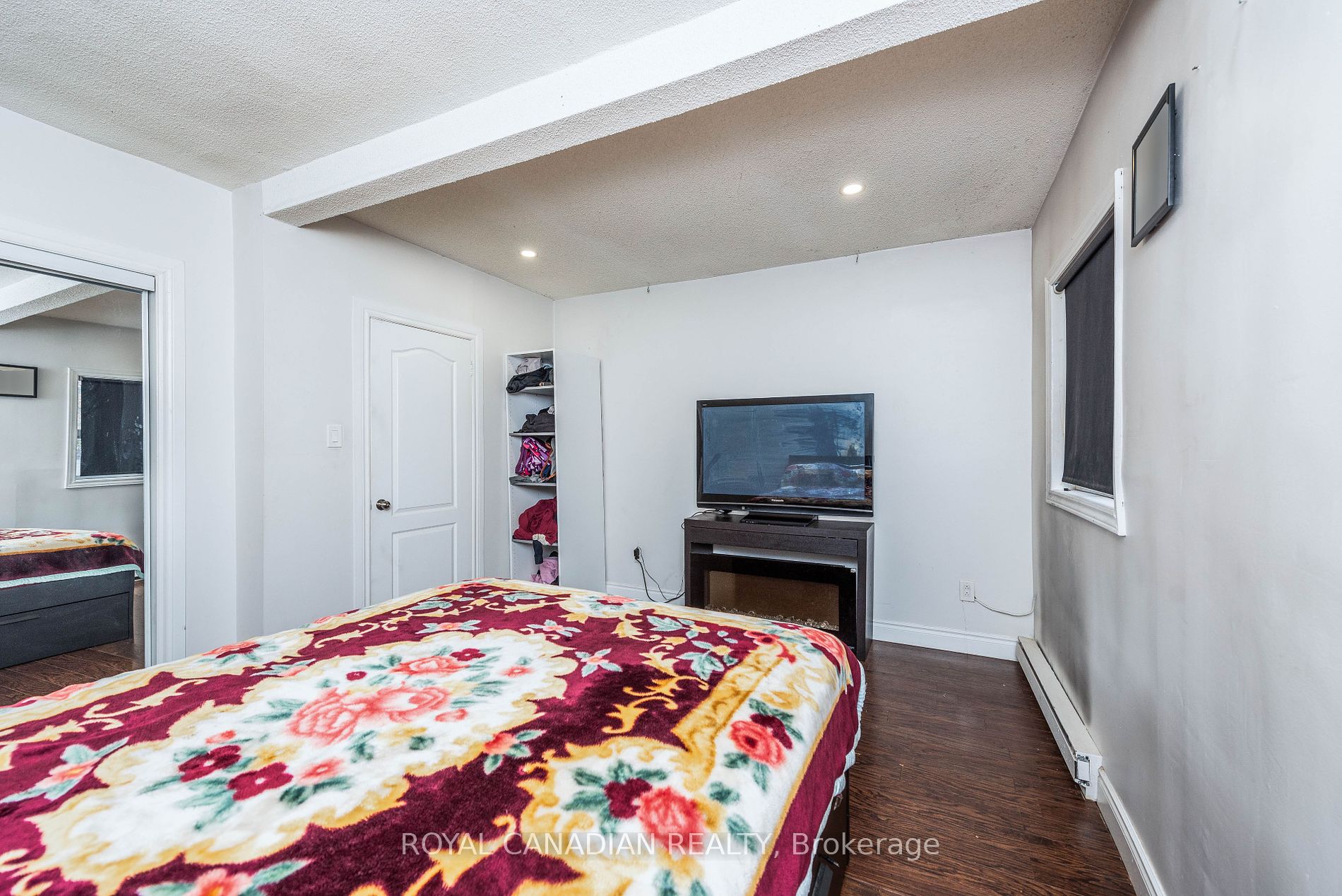 1406 Gerrard St E Property Photo 26