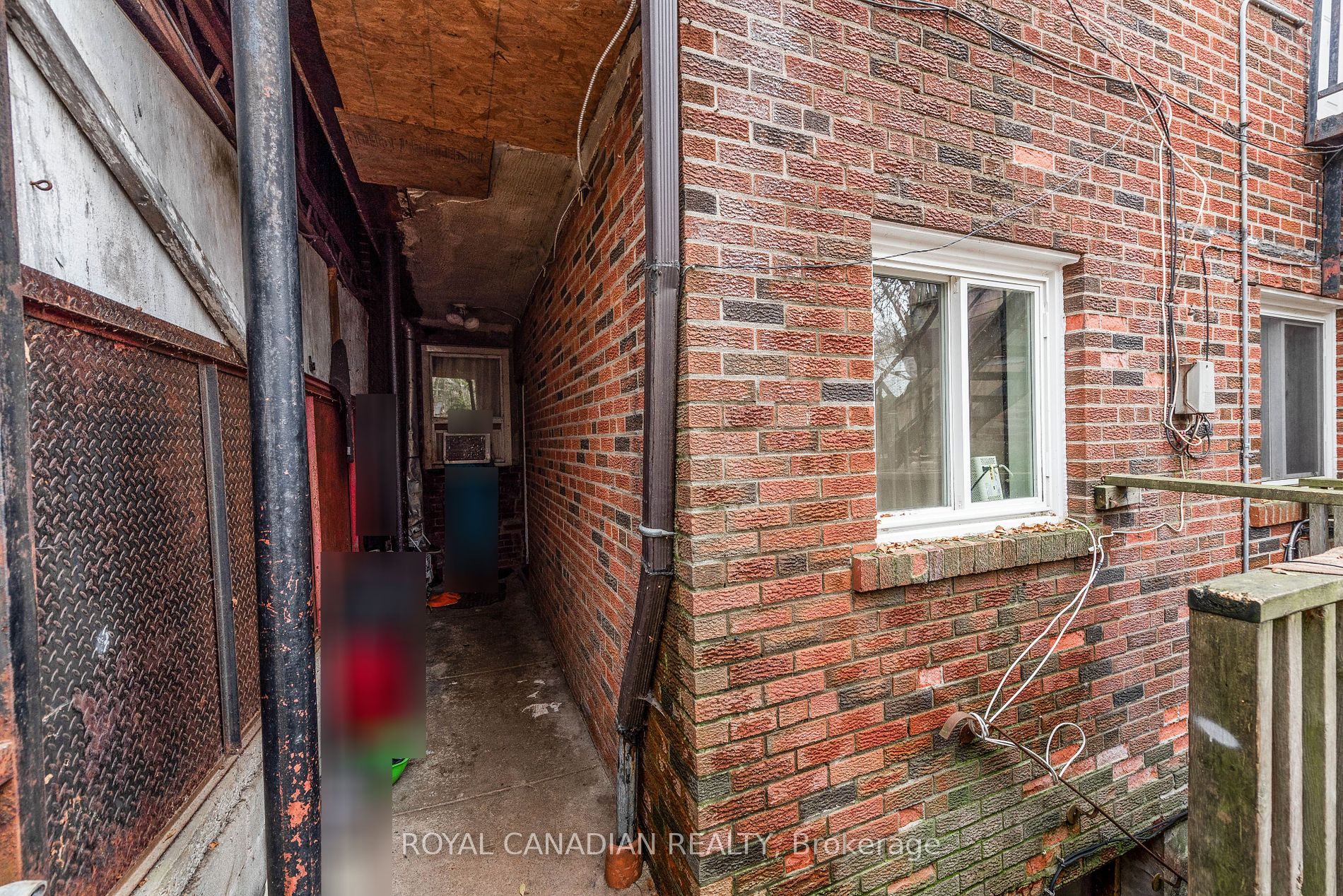 1406 Gerrard St E Property Photo 29