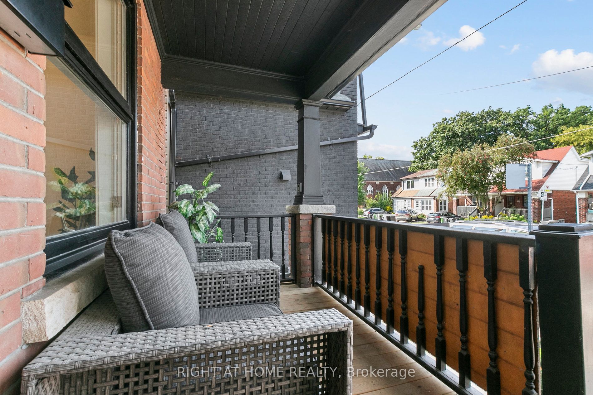 1055 Woodbine Ave Property Photo 2