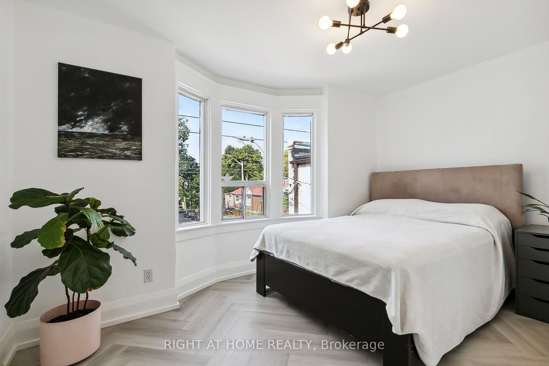 1055 Woodbine Ave Property Photo 8
