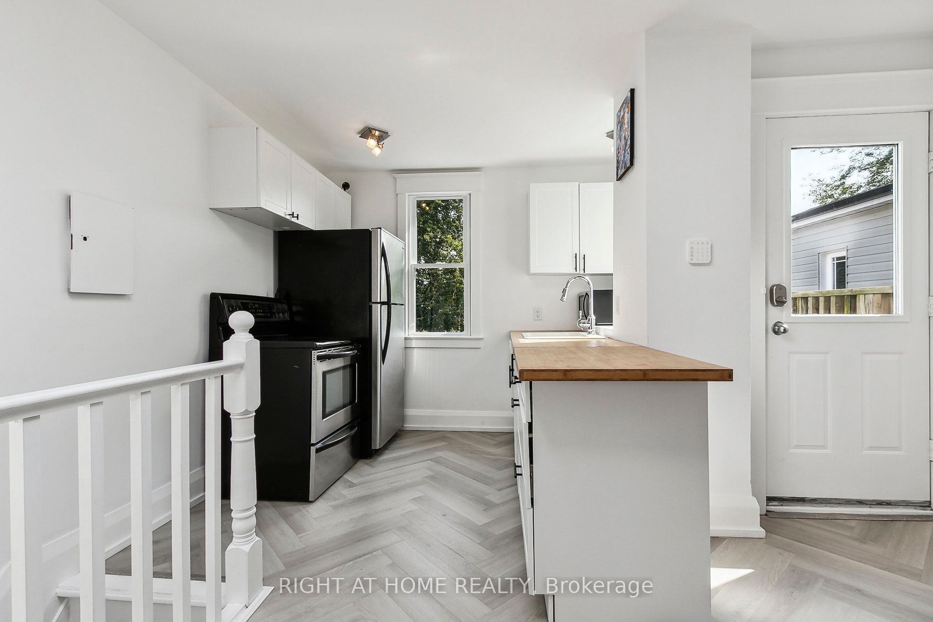 1055 Woodbine Ave Property Photo 9