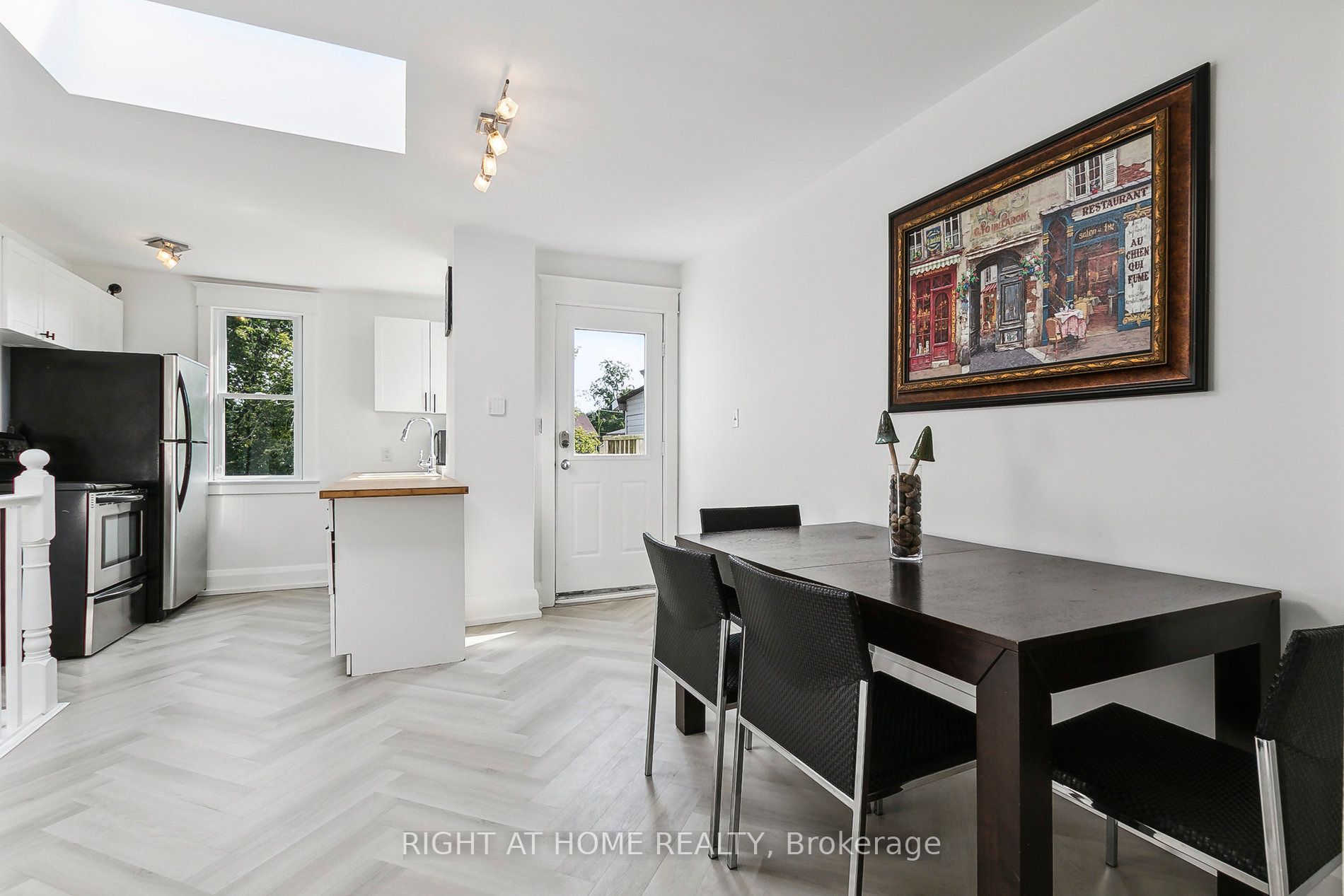 1055 Woodbine Ave Property Photo 10