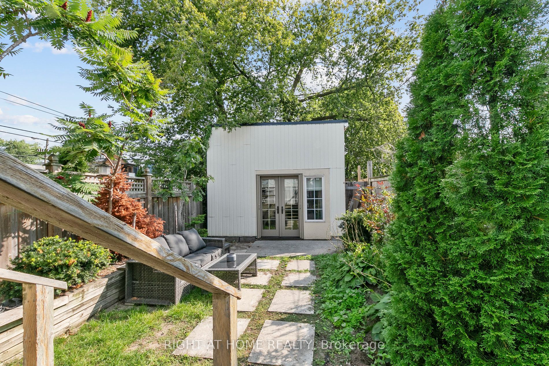 1055 Woodbine Ave Property Photo 12