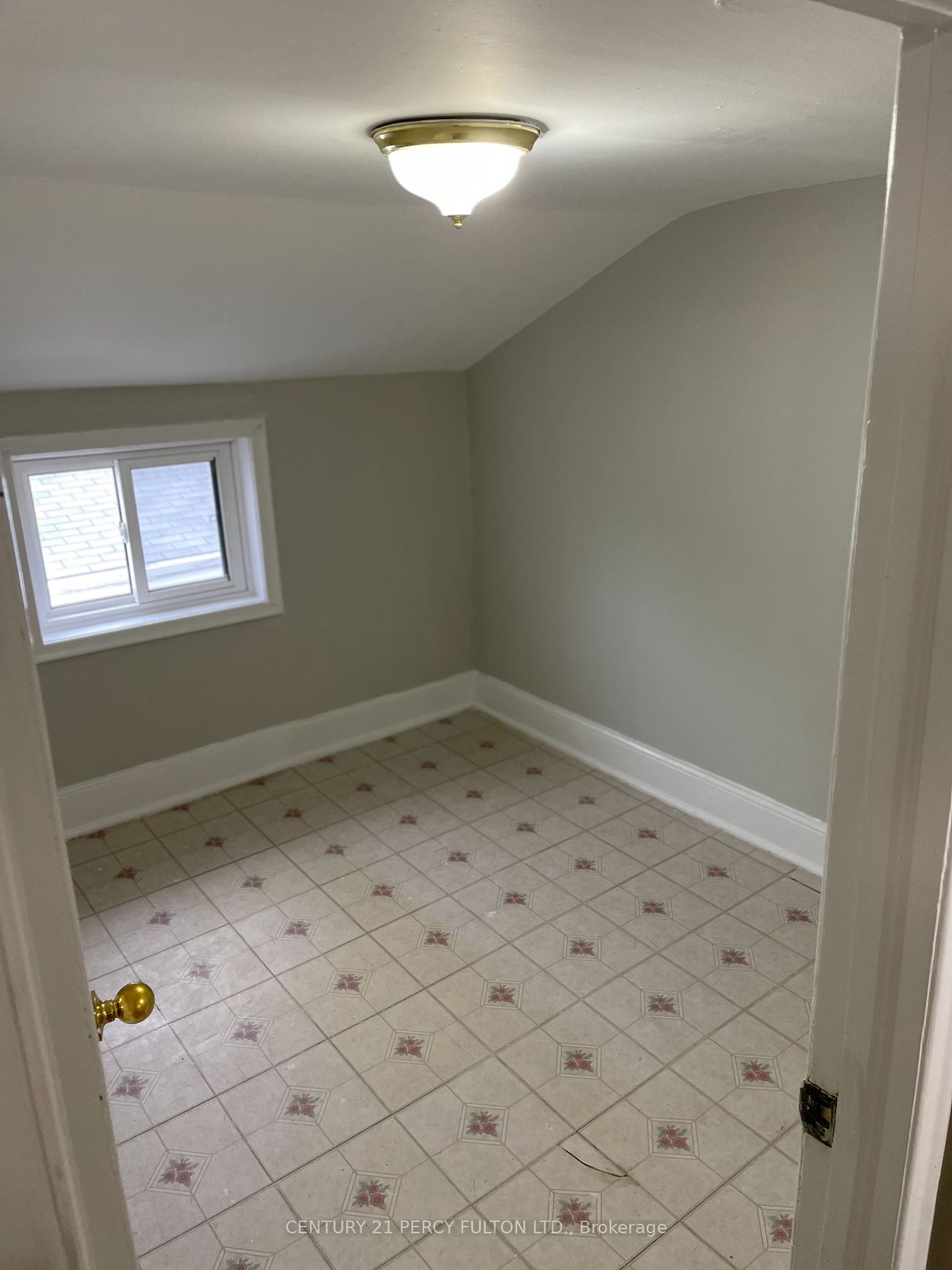169 Mary St N Property Photo 3