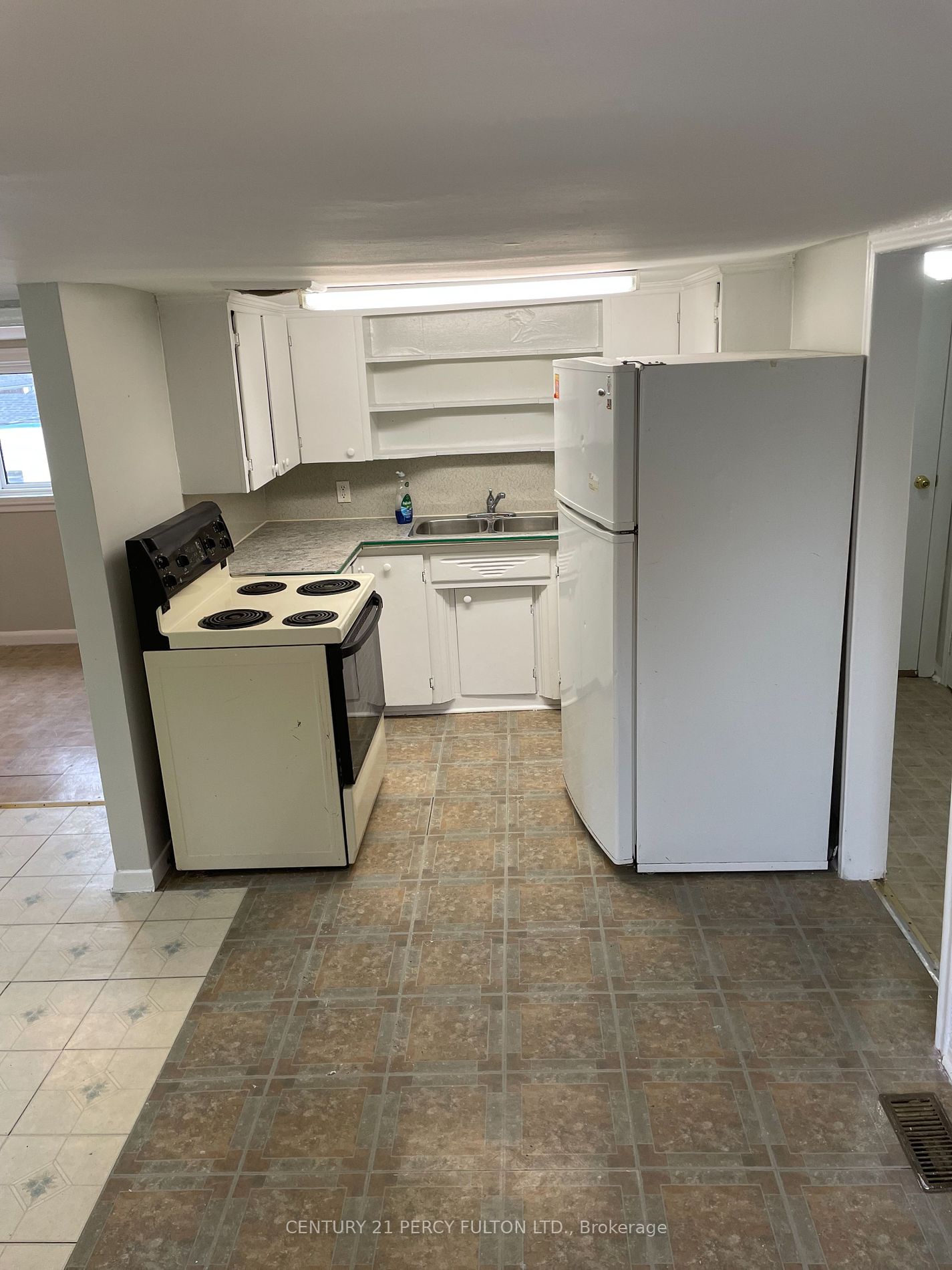 169 Mary St N Property Photo 4