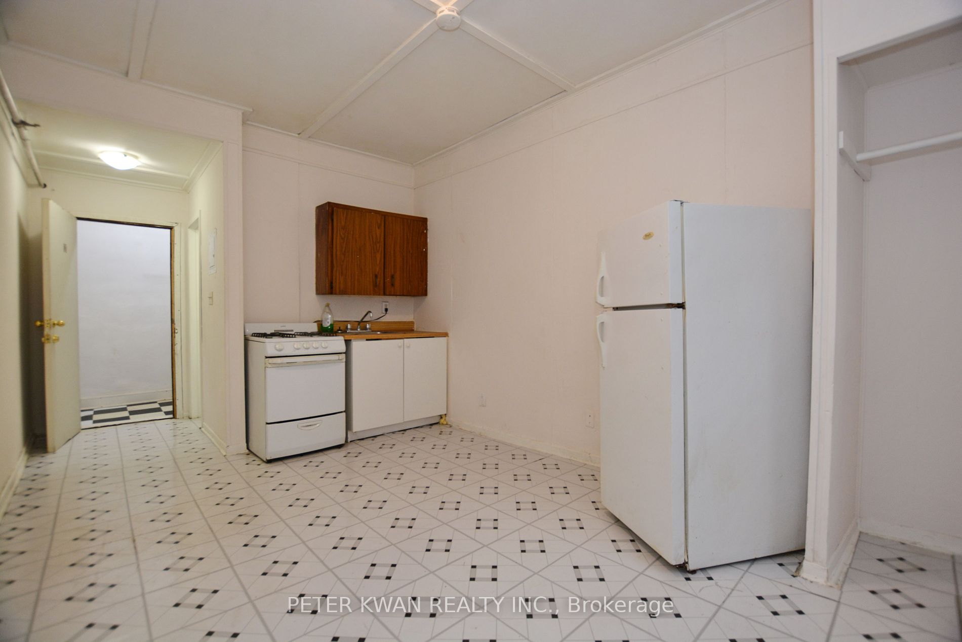 279 Woodfield Rd Property Photo 3