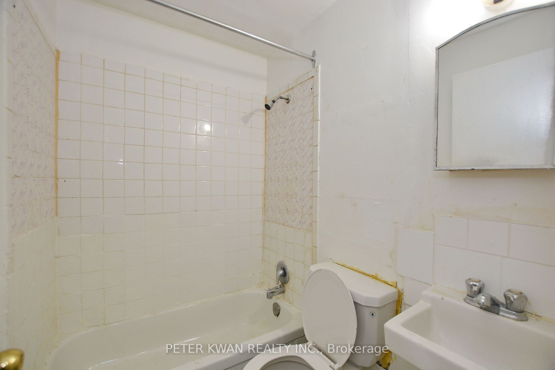 279 Woodfield Rd Property Photo 4