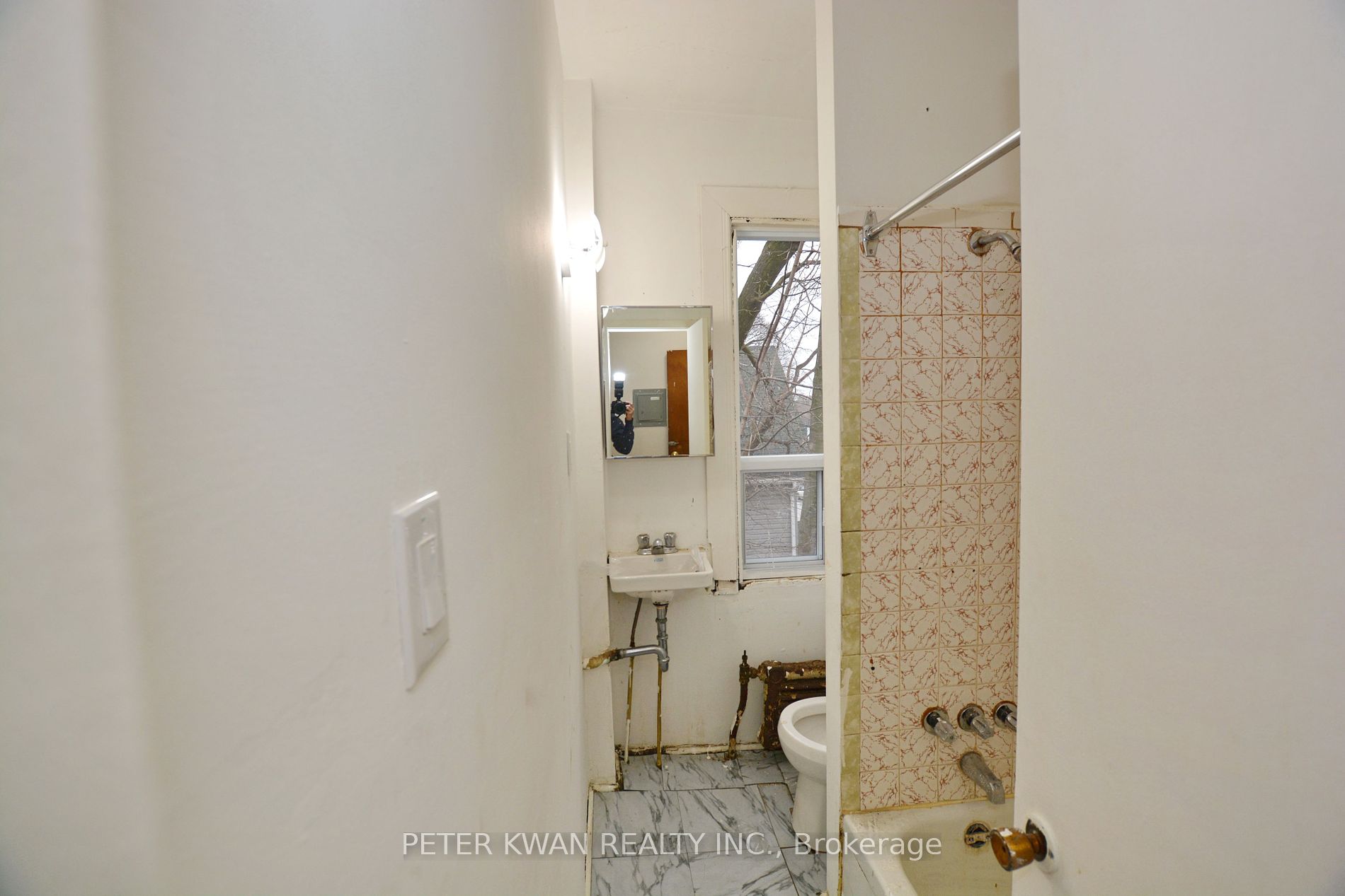 279 Woodfield Rd Property Photo 5