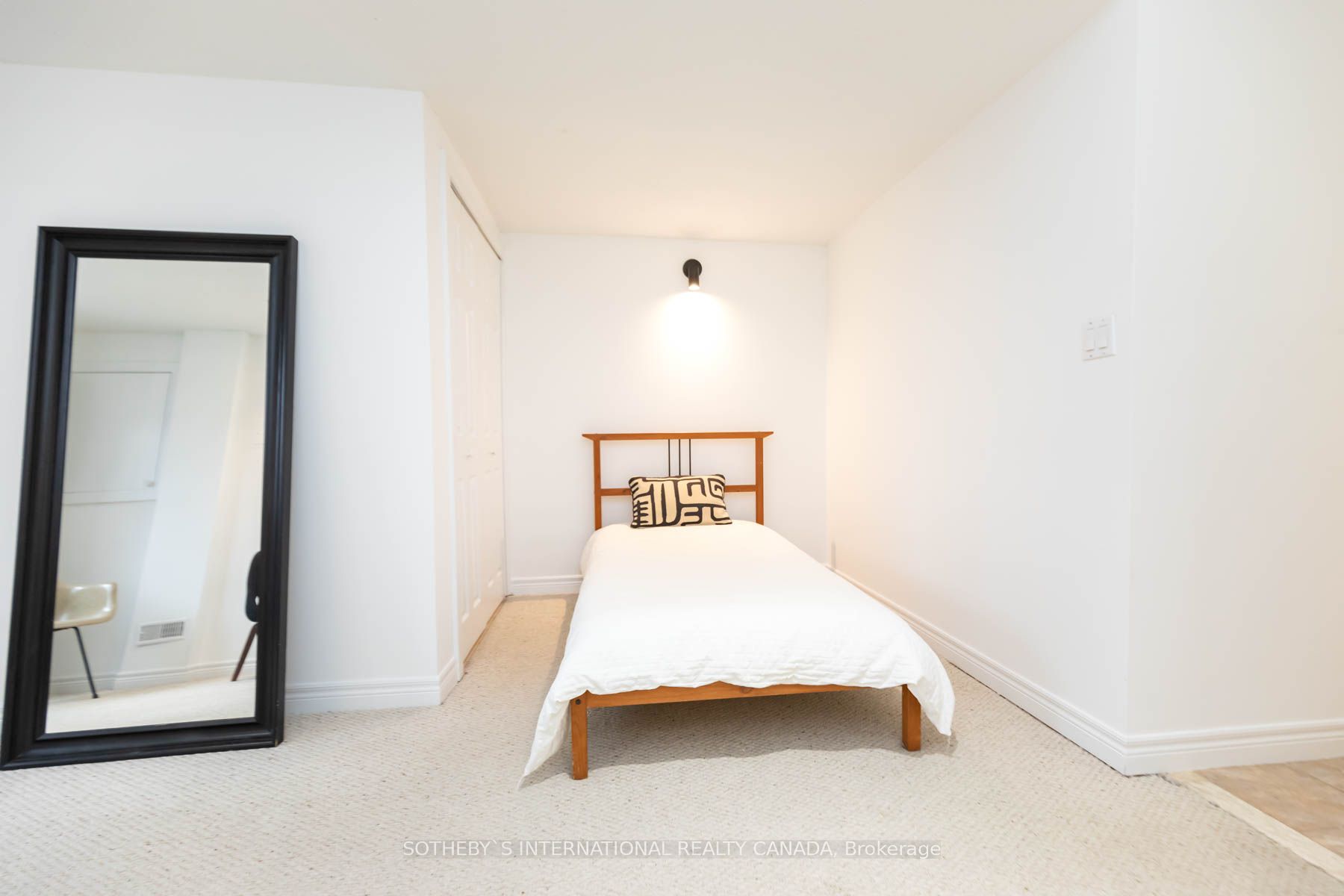 16 Natalie Pl Property Photo 10