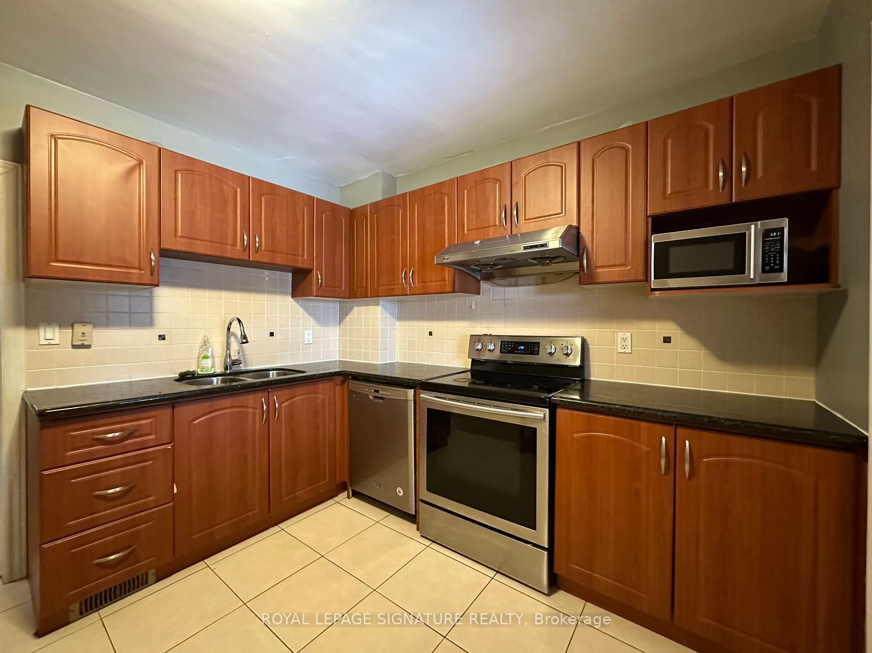 209 Queensdale Ave Property Photo 2