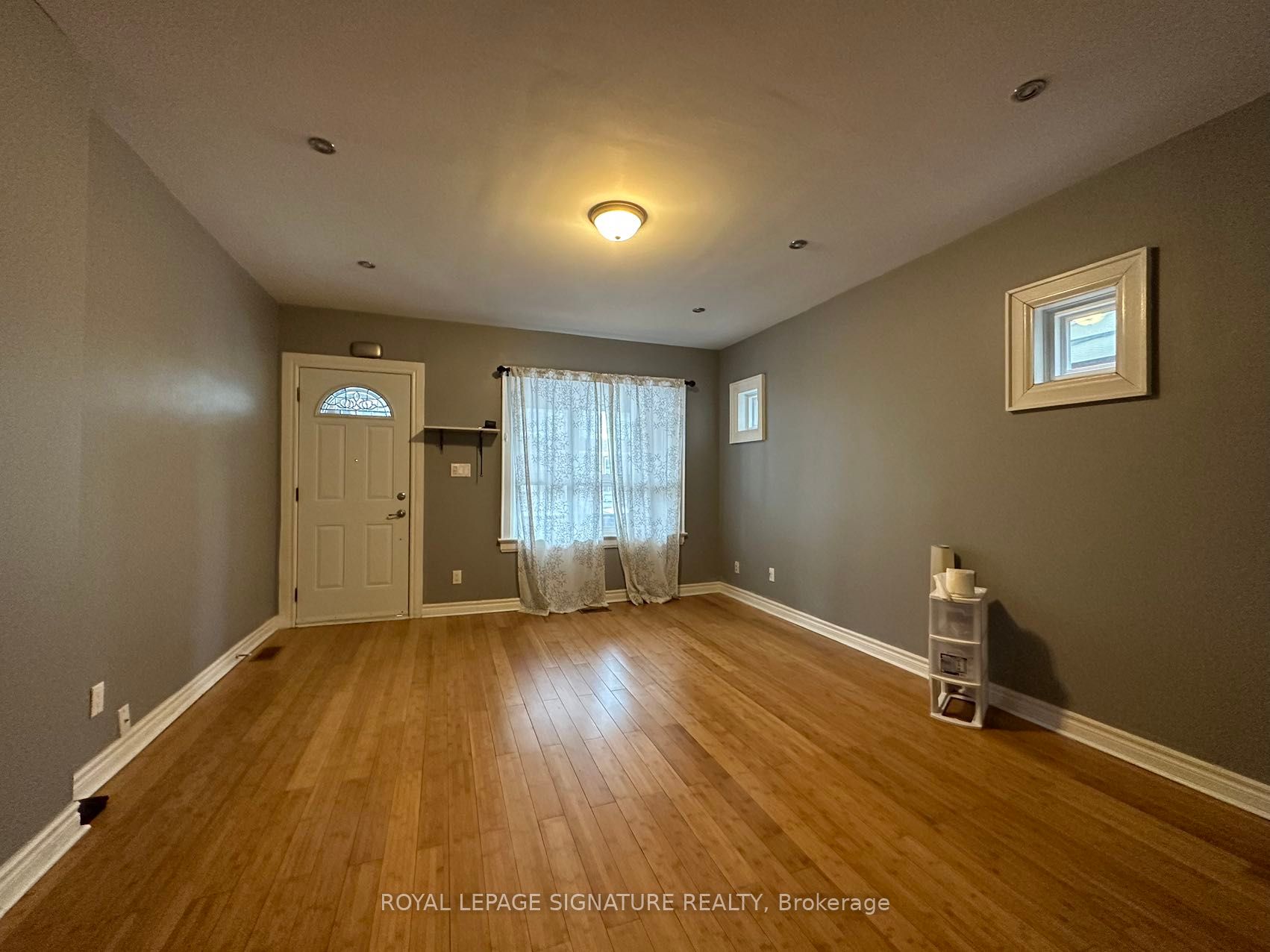 209 Queensdale Ave Property Photo 3