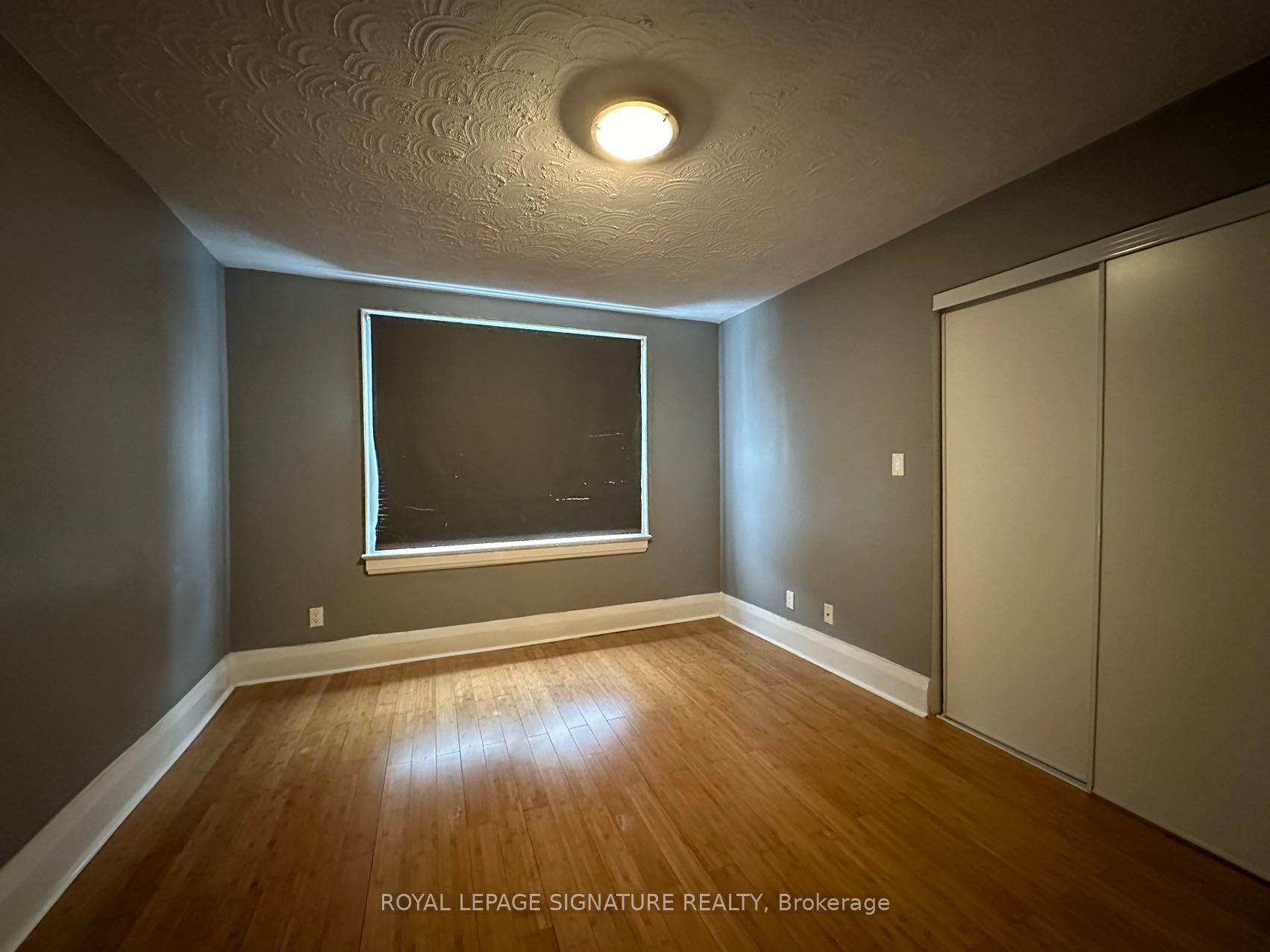 209 Queensdale Ave Property Photo 5