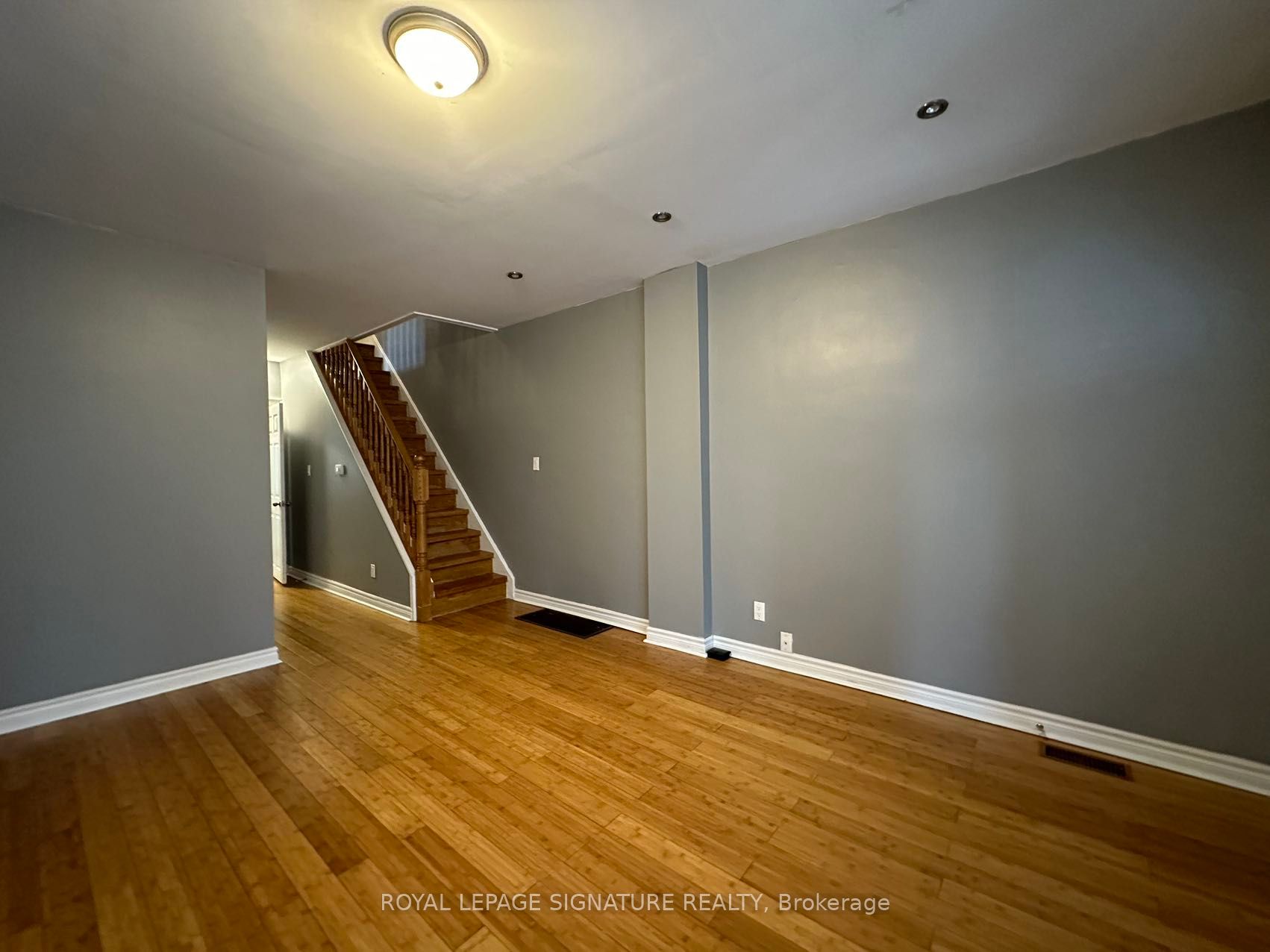 209 Queensdale Ave Property Photo 7