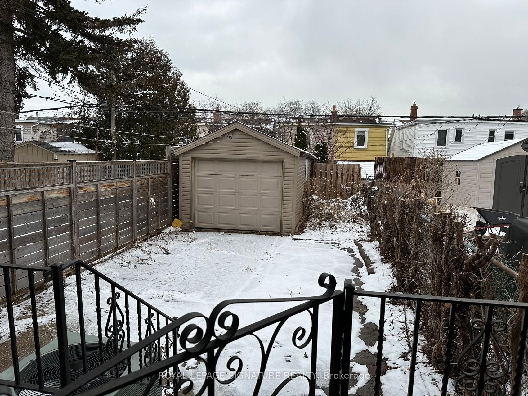 209 Queensdale Ave Property Photo 16