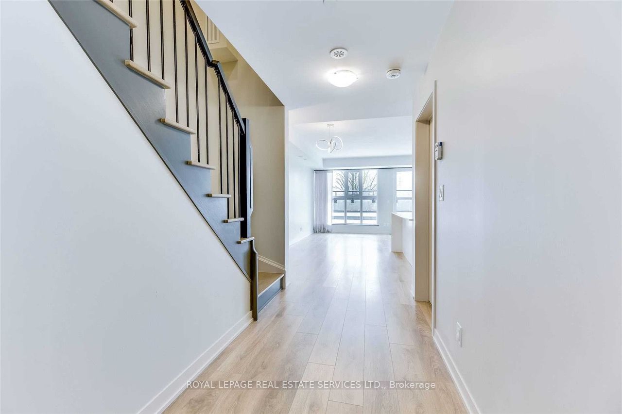 899 Queen St E 9 Property Photo 6