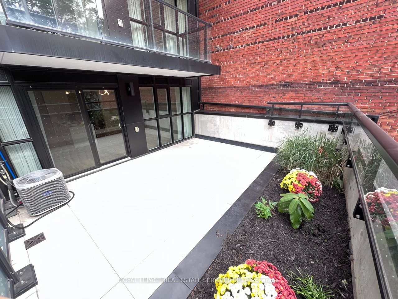 899 Queen St E 9 Property Photo 15