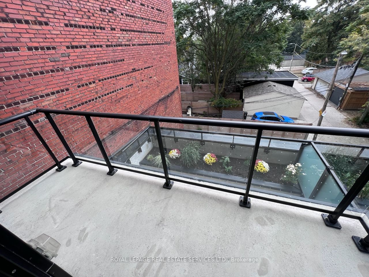 899 Queen St E 9 Property Photo 23